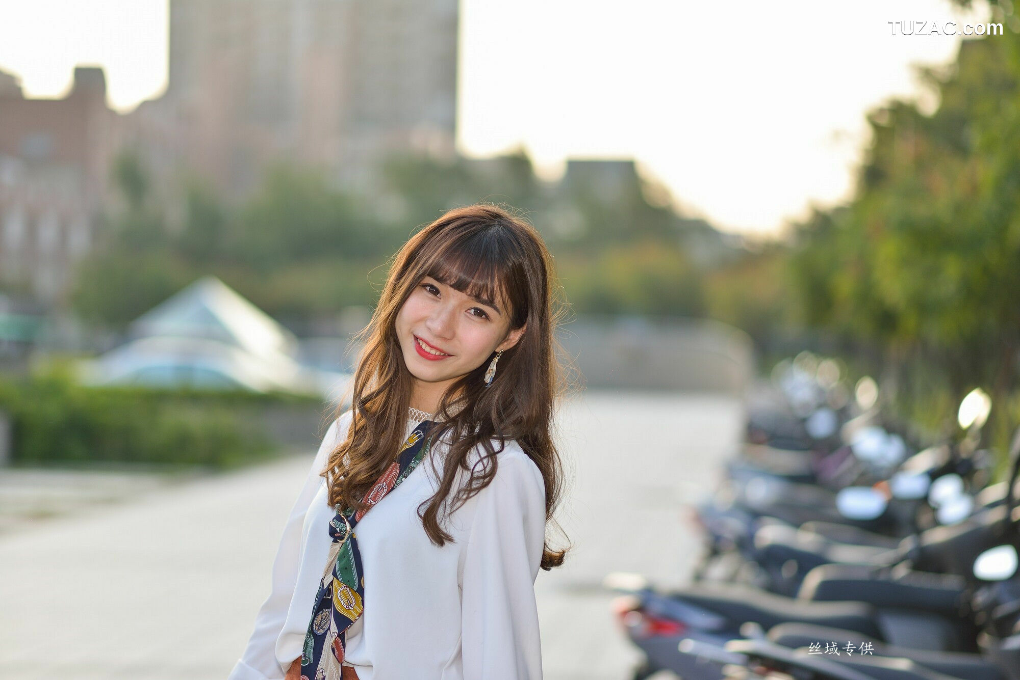 台湾正妹_ 題題《國美館.時裝》黑丝小妹短裙街拍 写真集[134P]