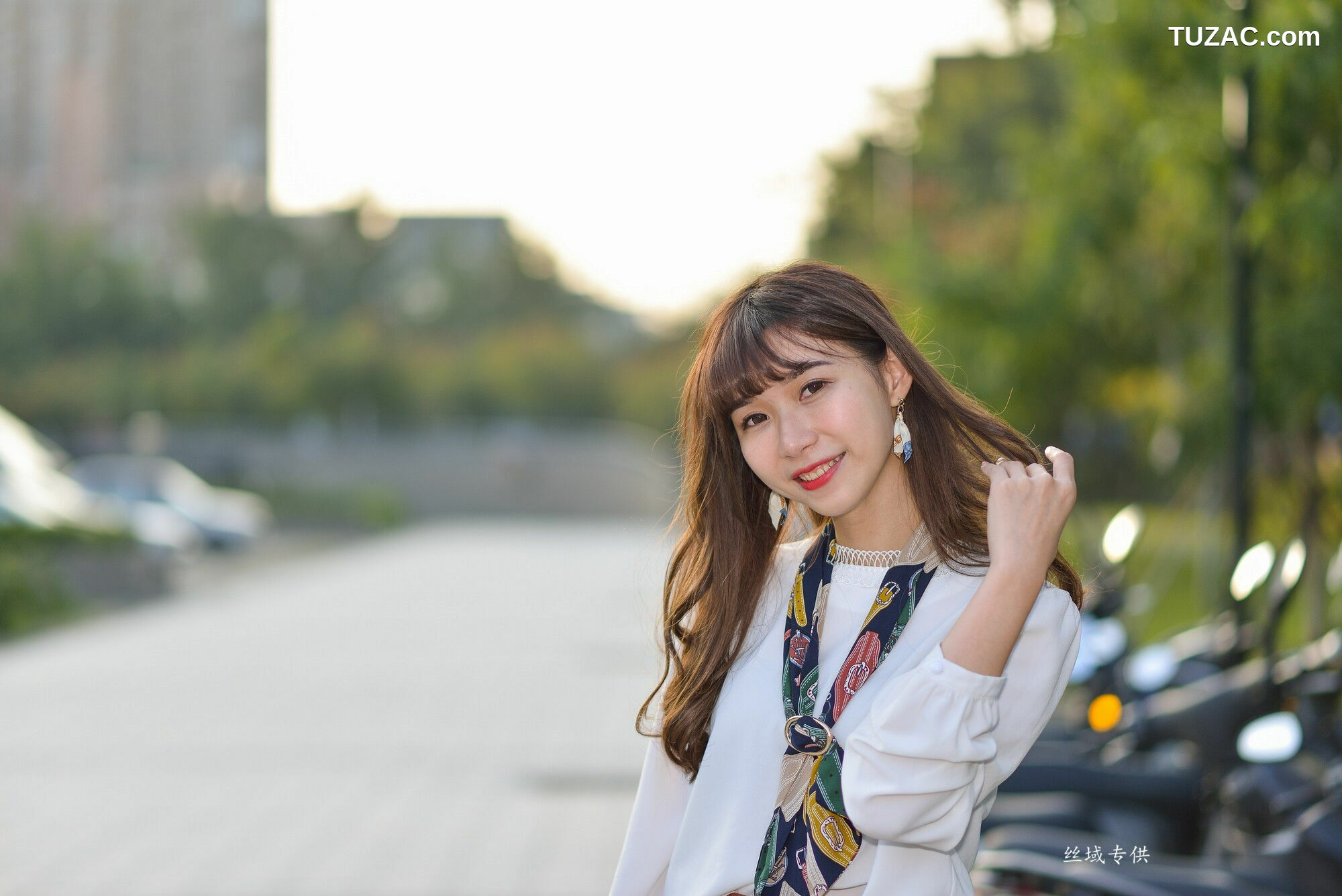 台湾正妹_ 題題《國美館.時裝》黑丝小妹短裙街拍 写真集[134P]