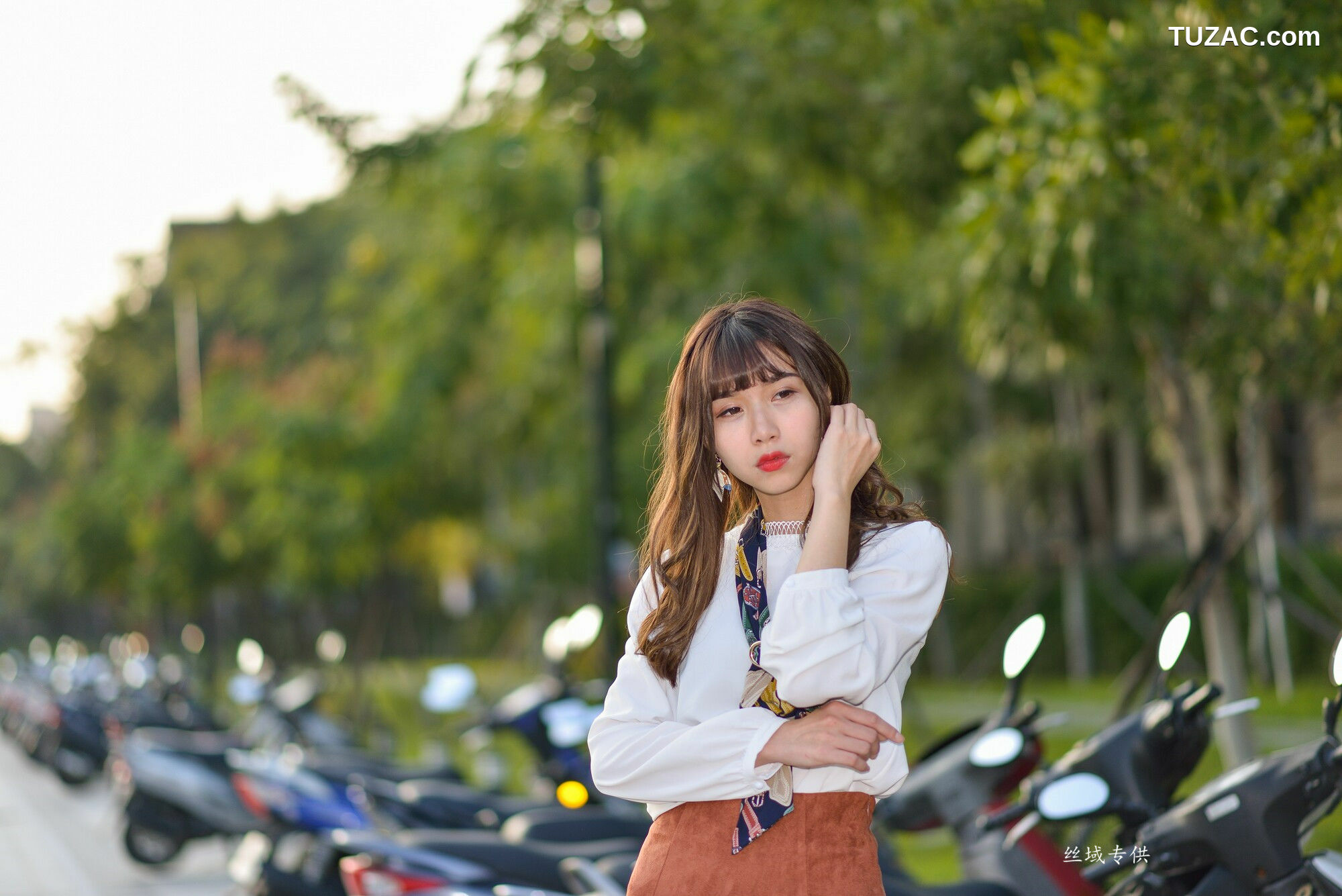 台湾正妹_ 題題《國美館.時裝》黑丝小妹短裙街拍 写真集[134P]