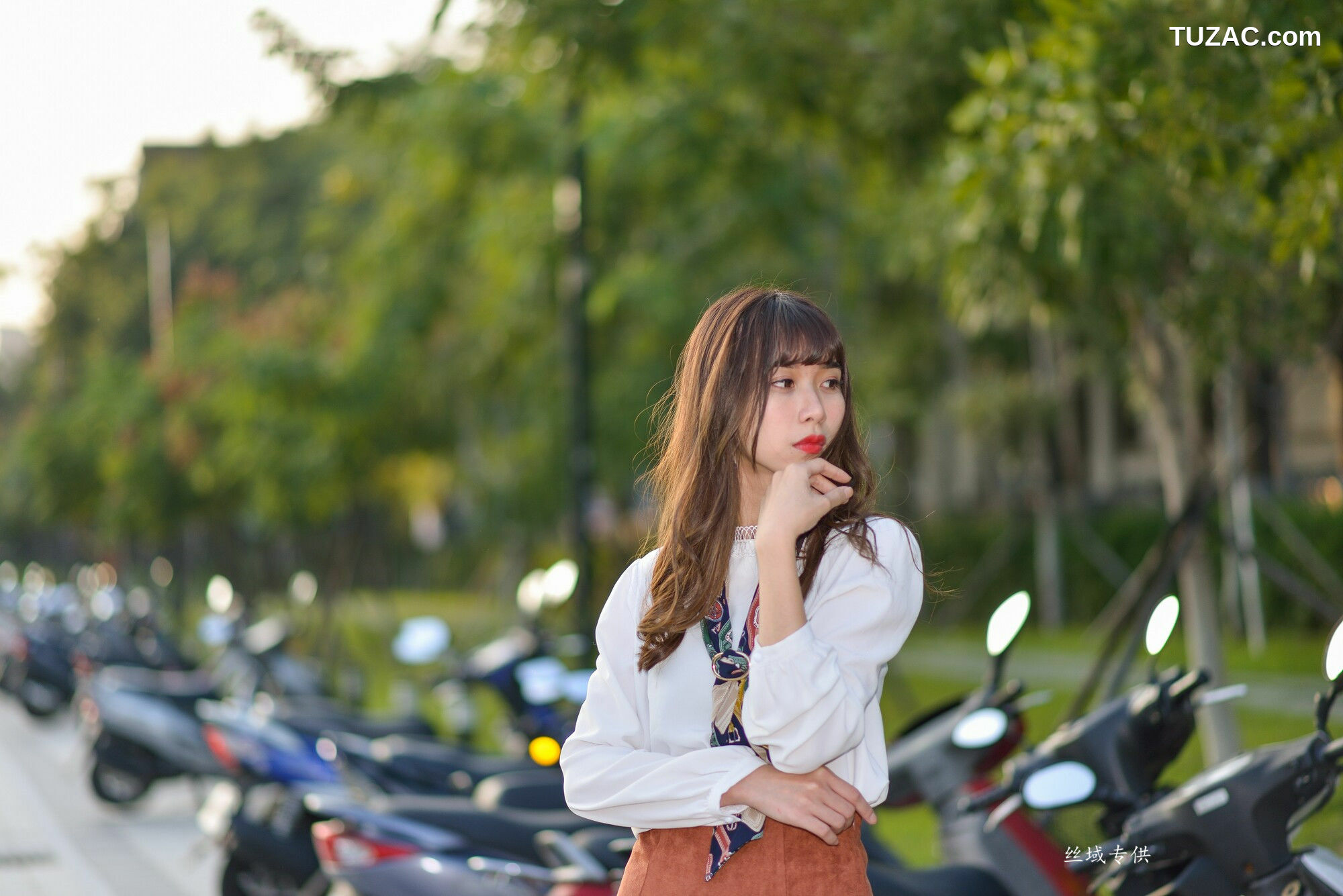 台湾正妹_ 題題《國美館.時裝》黑丝小妹短裙街拍 写真集[134P]