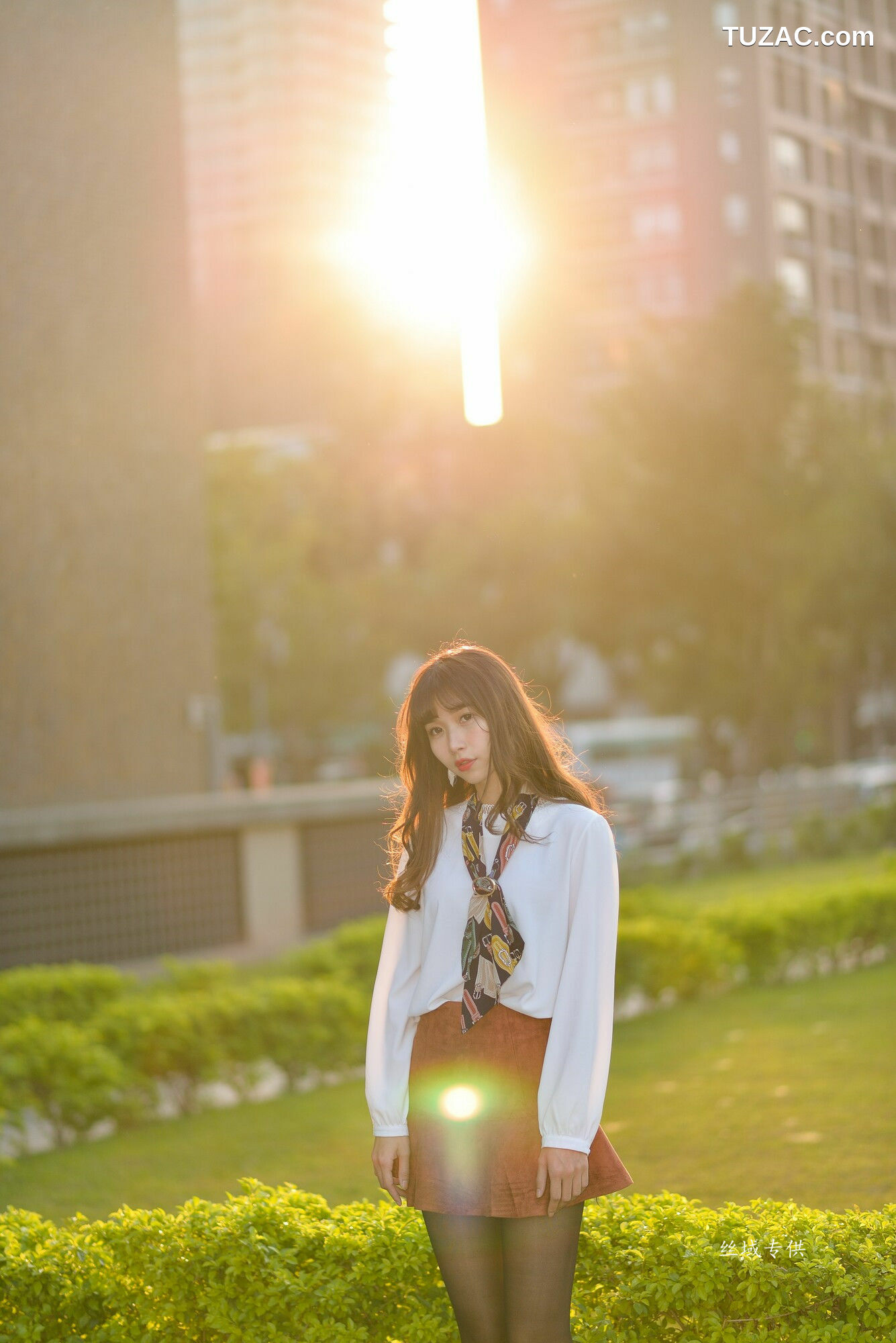 台湾正妹_ 題題《國美館.時裝》黑丝小妹短裙街拍 写真集[134P]