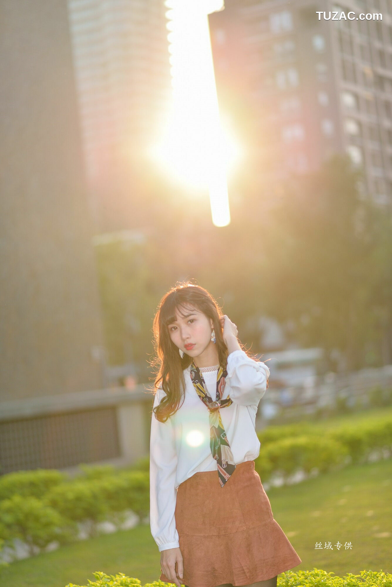 台湾正妹_ 題題《國美館.時裝》黑丝小妹短裙街拍 写真集[134P]