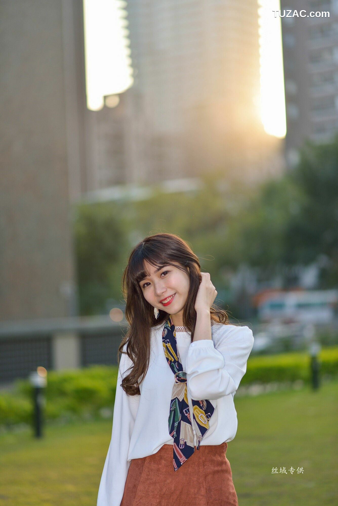 台湾正妹_ 題題《國美館.時裝》黑丝小妹短裙街拍 写真集[134P]