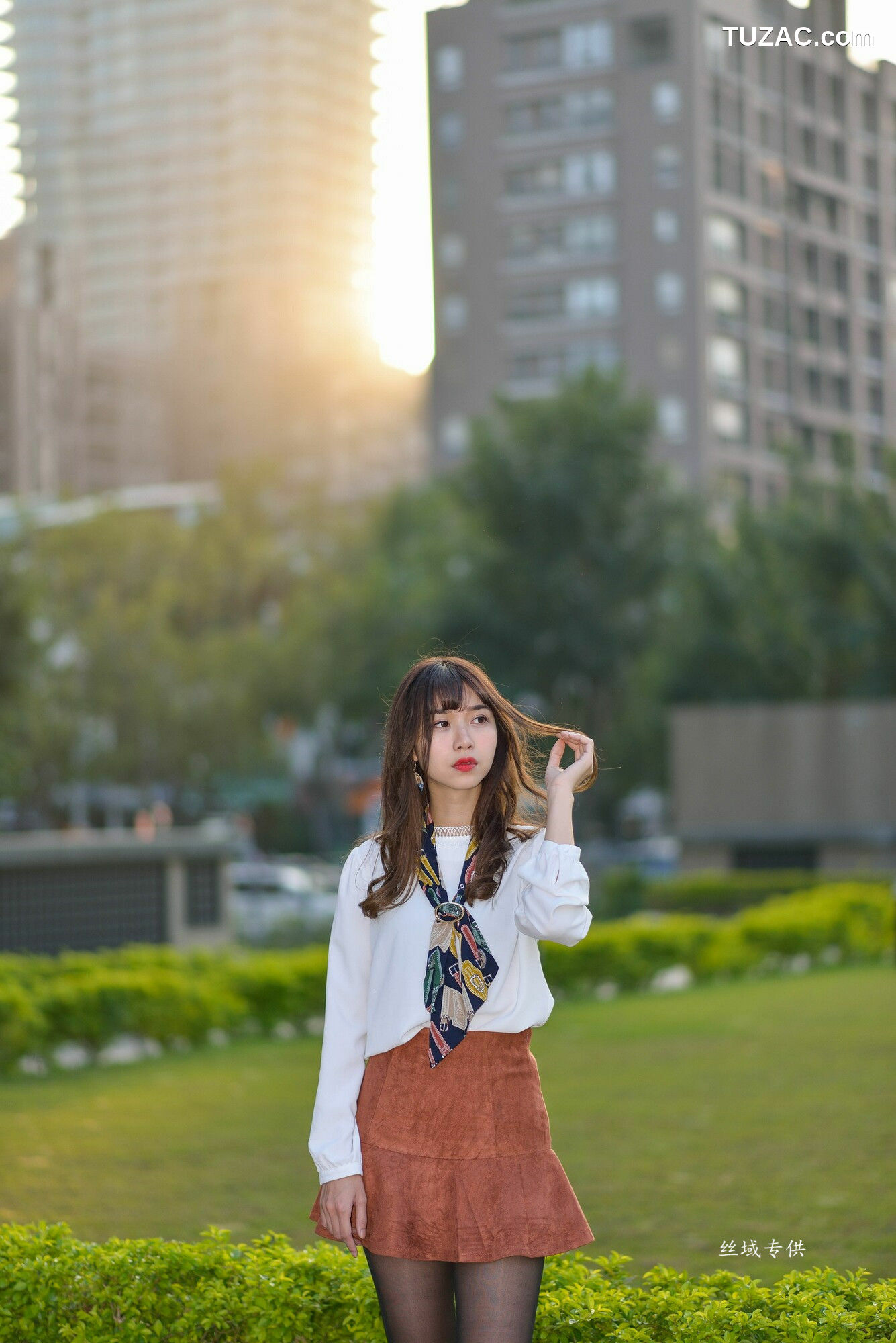 台湾正妹_ 題題《國美館.時裝》黑丝小妹短裙街拍 写真集[134P]