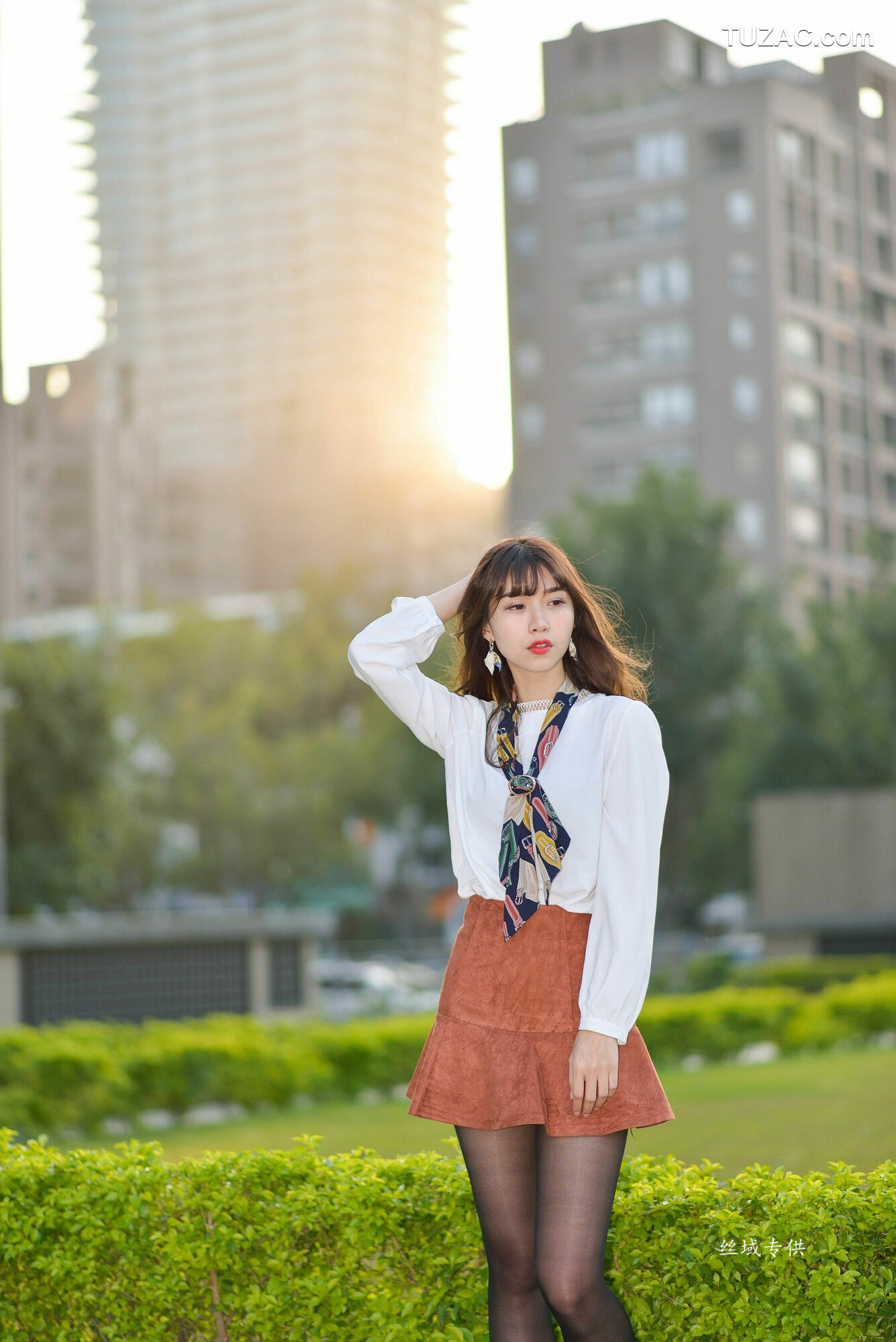 台湾正妹_ 題題《國美館.時裝》黑丝小妹短裙街拍 写真集[134P]