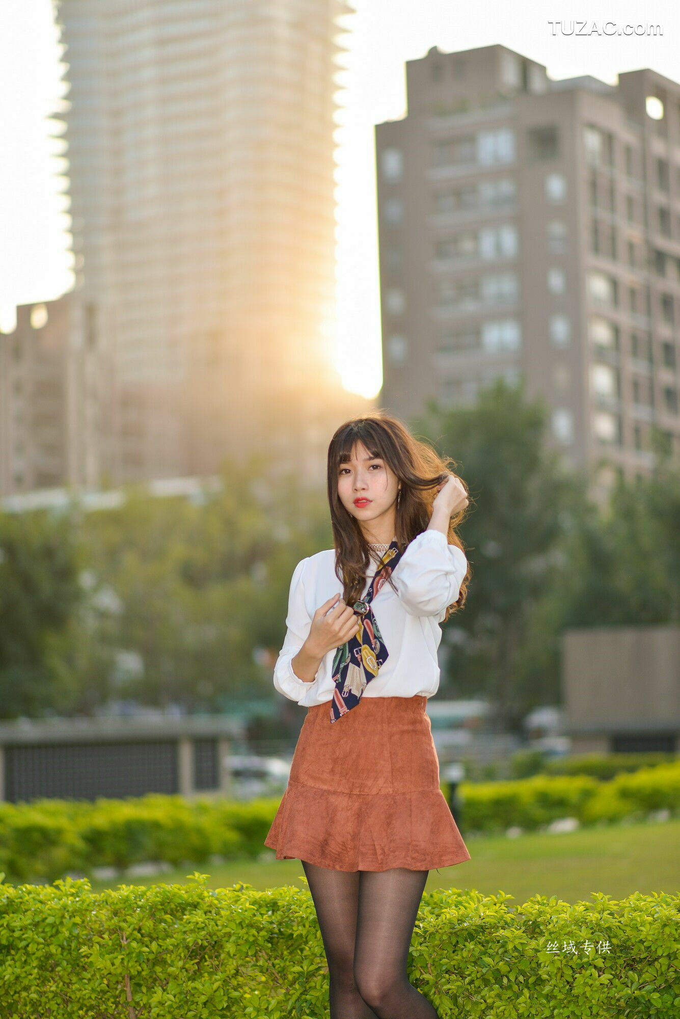 台湾正妹_ 題題《國美館.時裝》黑丝小妹短裙街拍 写真集[134P]