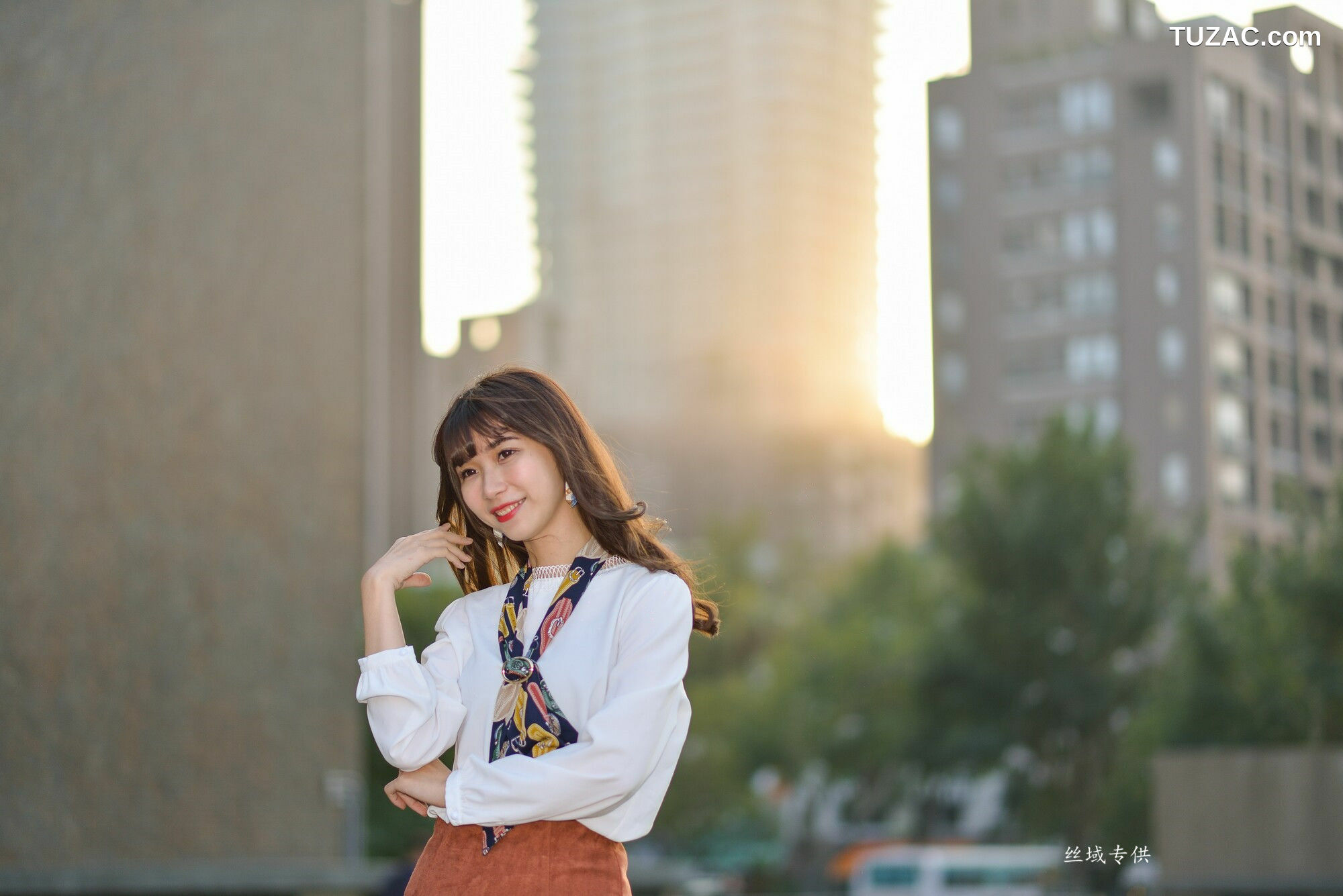 台湾正妹_ 題題《國美館.時裝》黑丝小妹短裙街拍 写真集[134P]