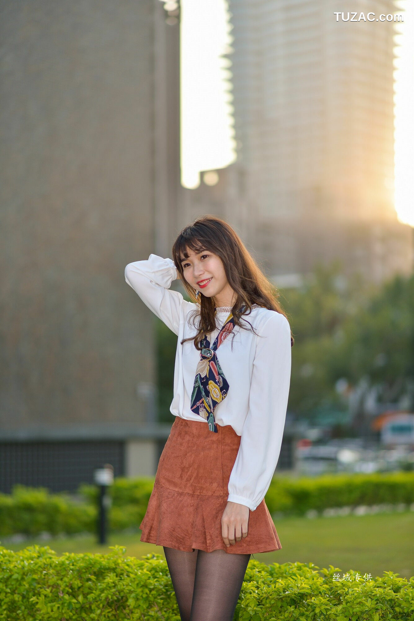 台湾正妹_ 題題《國美館.時裝》黑丝小妹短裙街拍 写真集[134P]