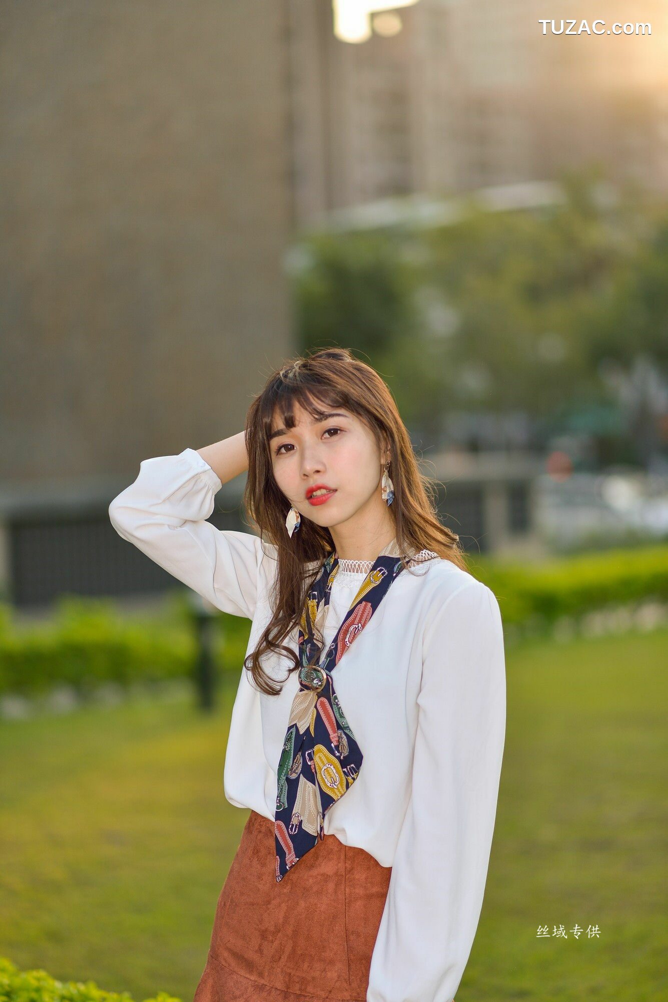 台湾正妹_ 題題《國美館.時裝》黑丝小妹短裙街拍 写真集[134P]