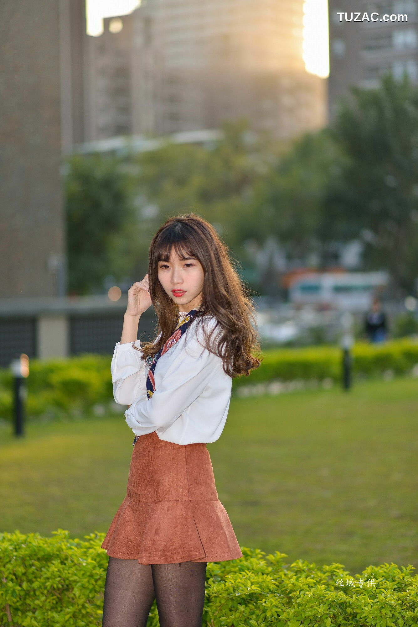 台湾正妹_ 題題《國美館.時裝》黑丝小妹短裙街拍 写真集[134P]