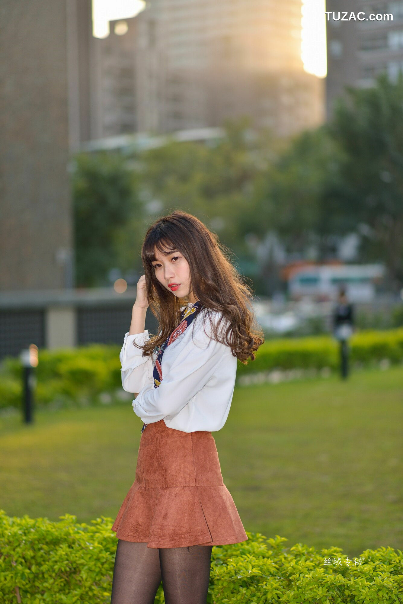台湾正妹_ 題題《國美館.時裝》黑丝小妹短裙街拍 写真集[134P]