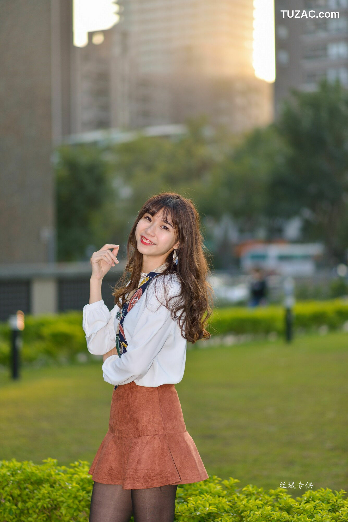 台湾正妹_ 題題《國美館.時裝》黑丝小妹短裙街拍 写真集[134P]