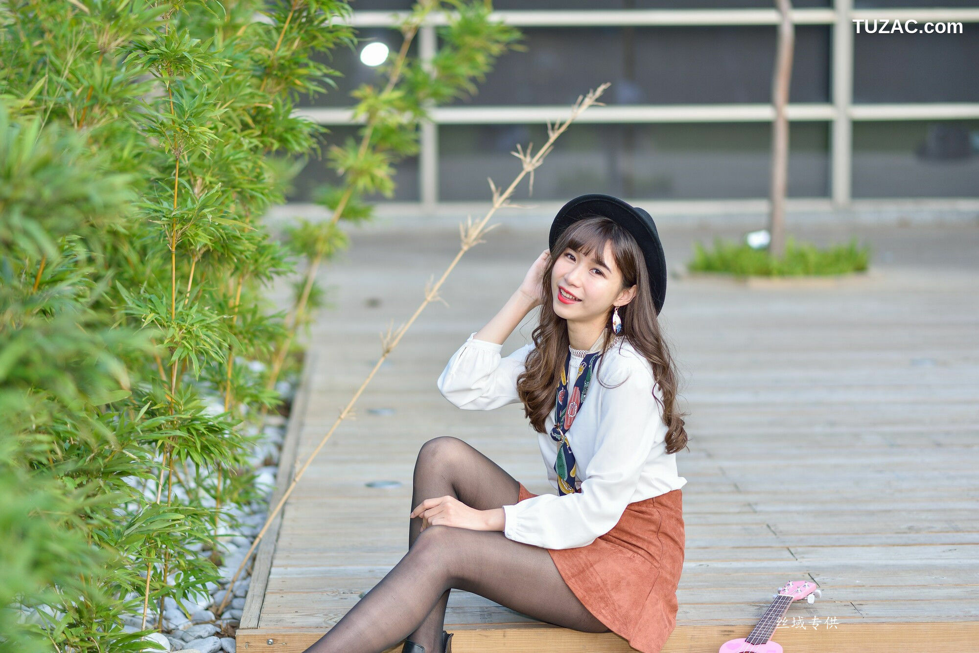 台湾正妹_ 題題《國美館.時裝》黑丝小妹短裙街拍 写真集[134P]