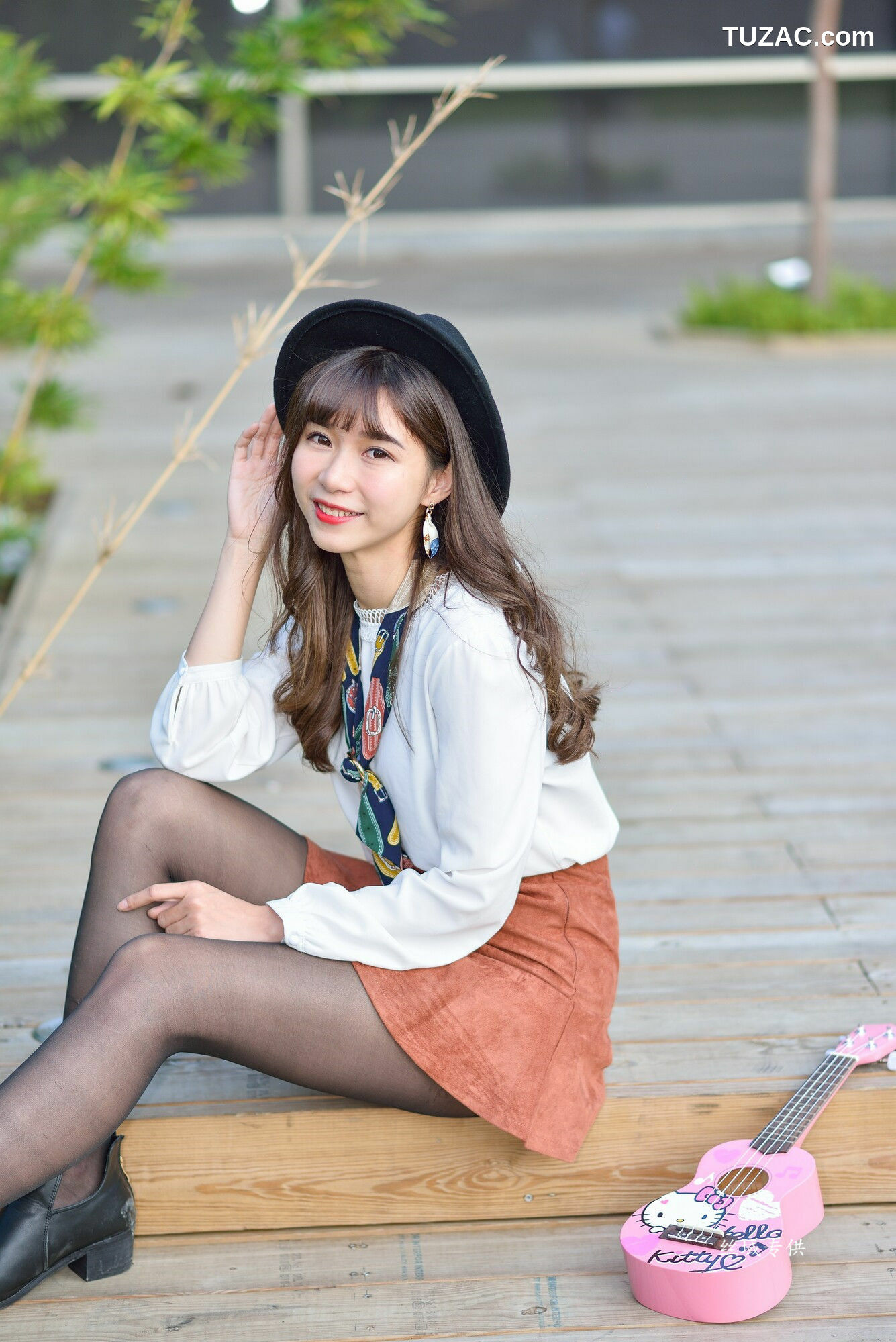 台湾正妹_ 題題《國美館.時裝》黑丝小妹短裙街拍 写真集[134P]