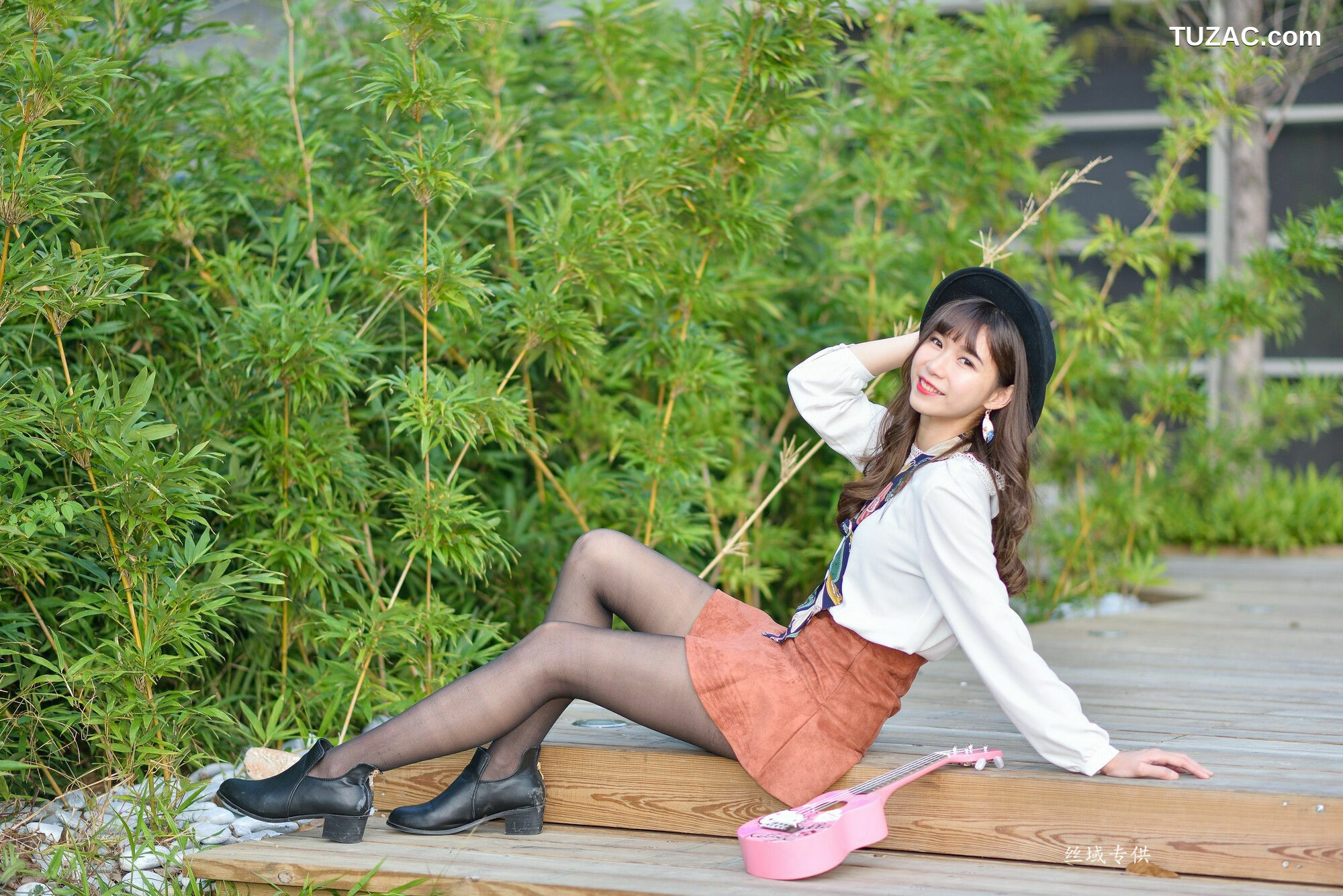 台湾正妹_ 題題《國美館.時裝》黑丝小妹短裙街拍 写真集[134P]