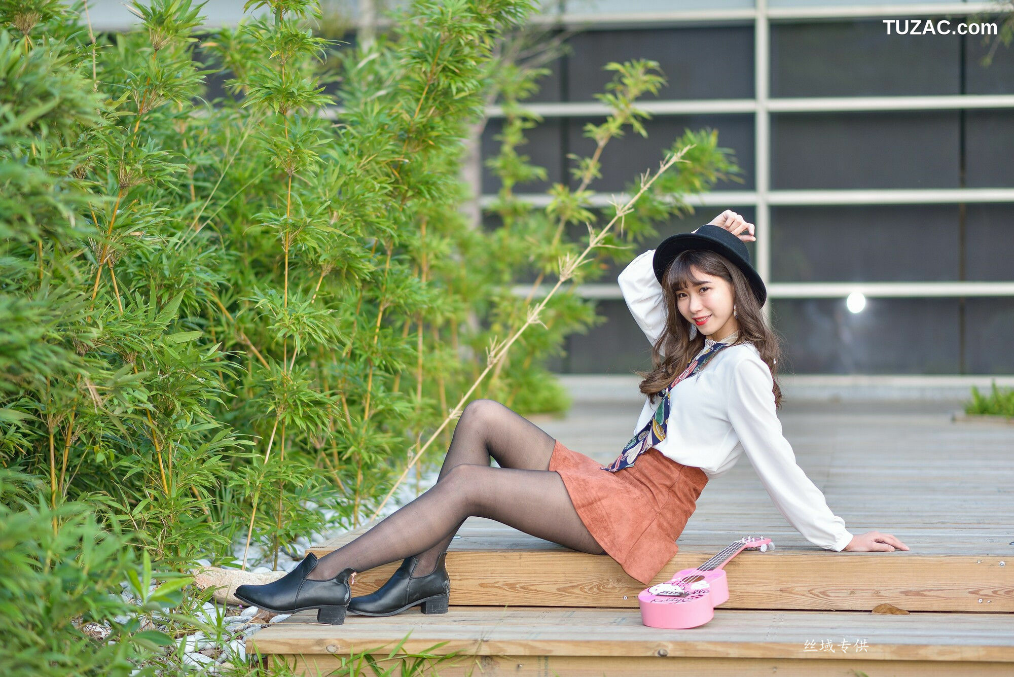 台湾正妹_ 題題《國美館.時裝》黑丝小妹短裙街拍 写真集[134P]