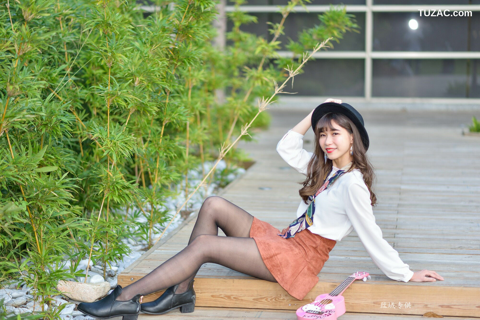 台湾正妹_ 題題《國美館.時裝》黑丝小妹短裙街拍 写真集[134P]