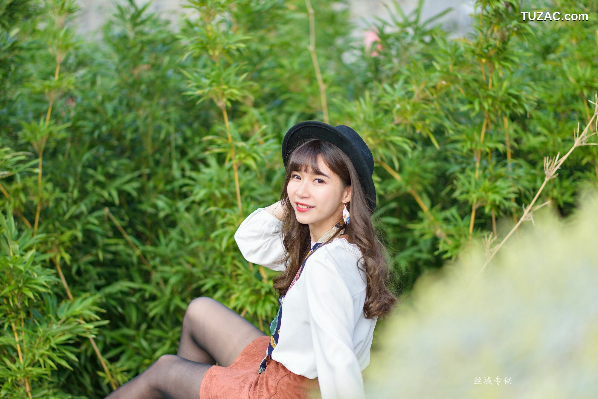 台湾正妹_ 題題《國美館.時裝》黑丝小妹短裙街拍 写真集[134P]