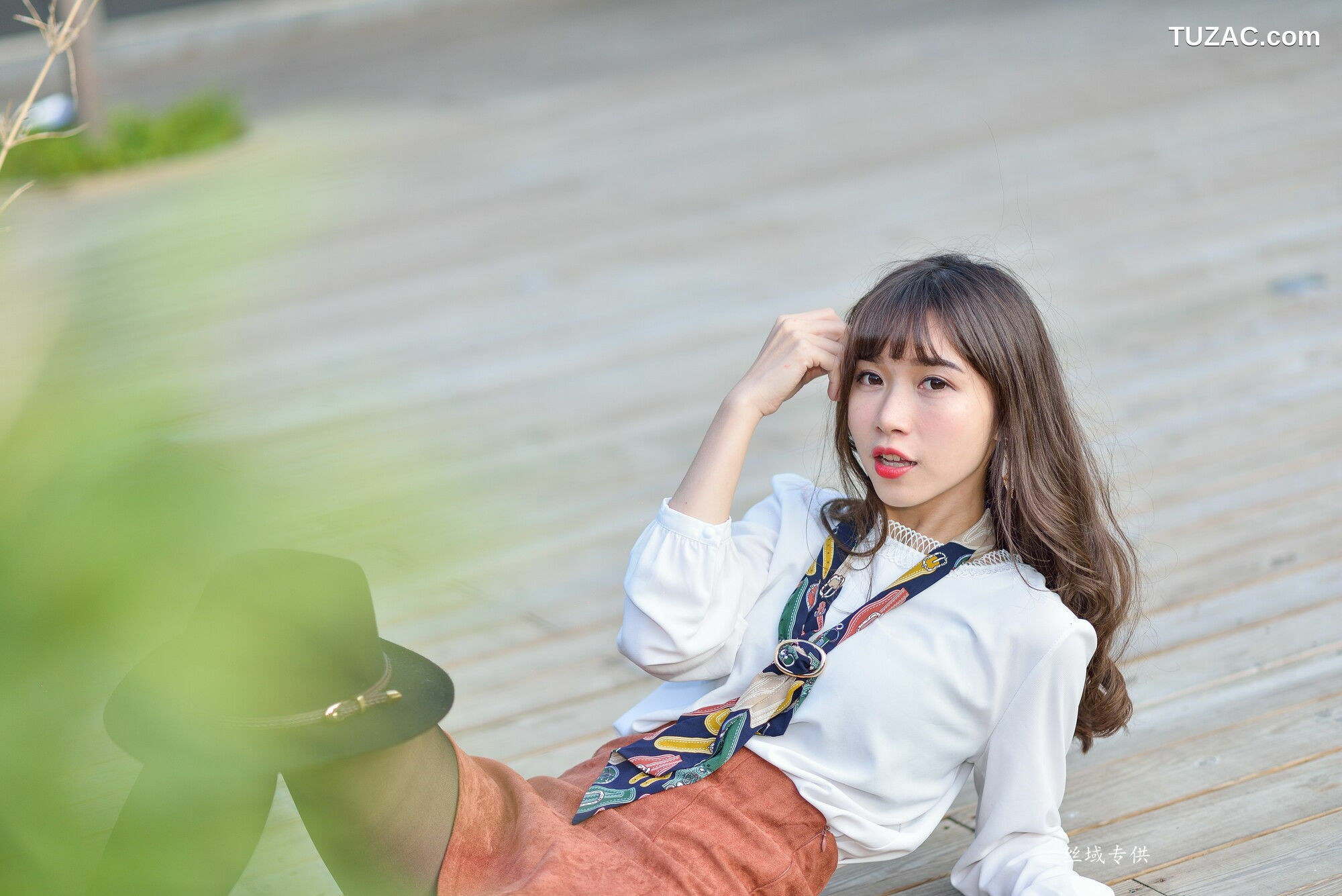 台湾正妹_ 題題《國美館.時裝》黑丝小妹短裙街拍 写真集[134P]