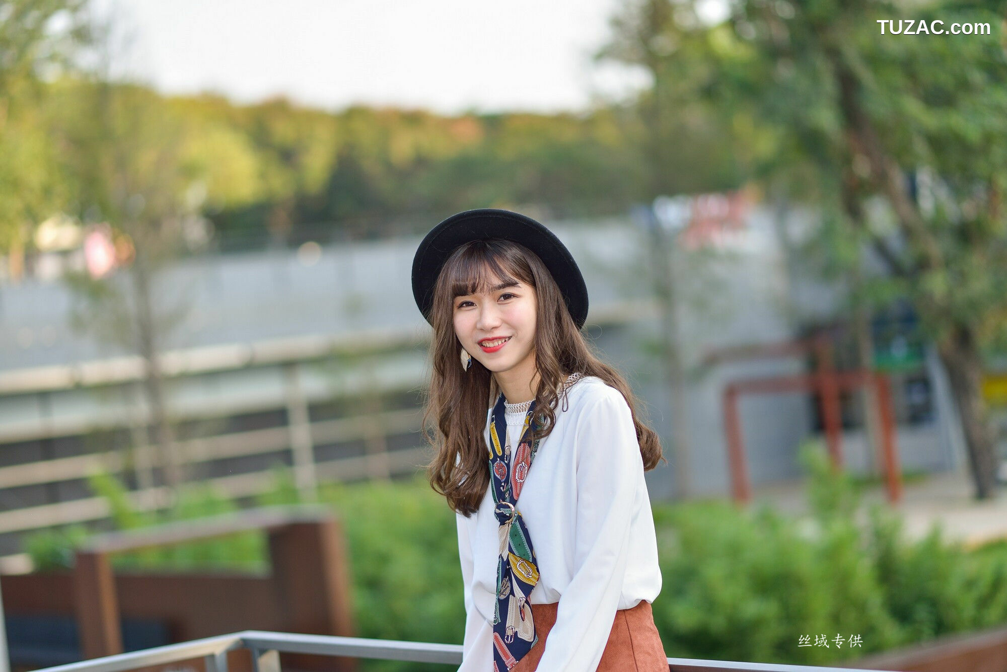 台湾正妹_ 題題《國美館.時裝》黑丝小妹短裙街拍 写真集[134P]