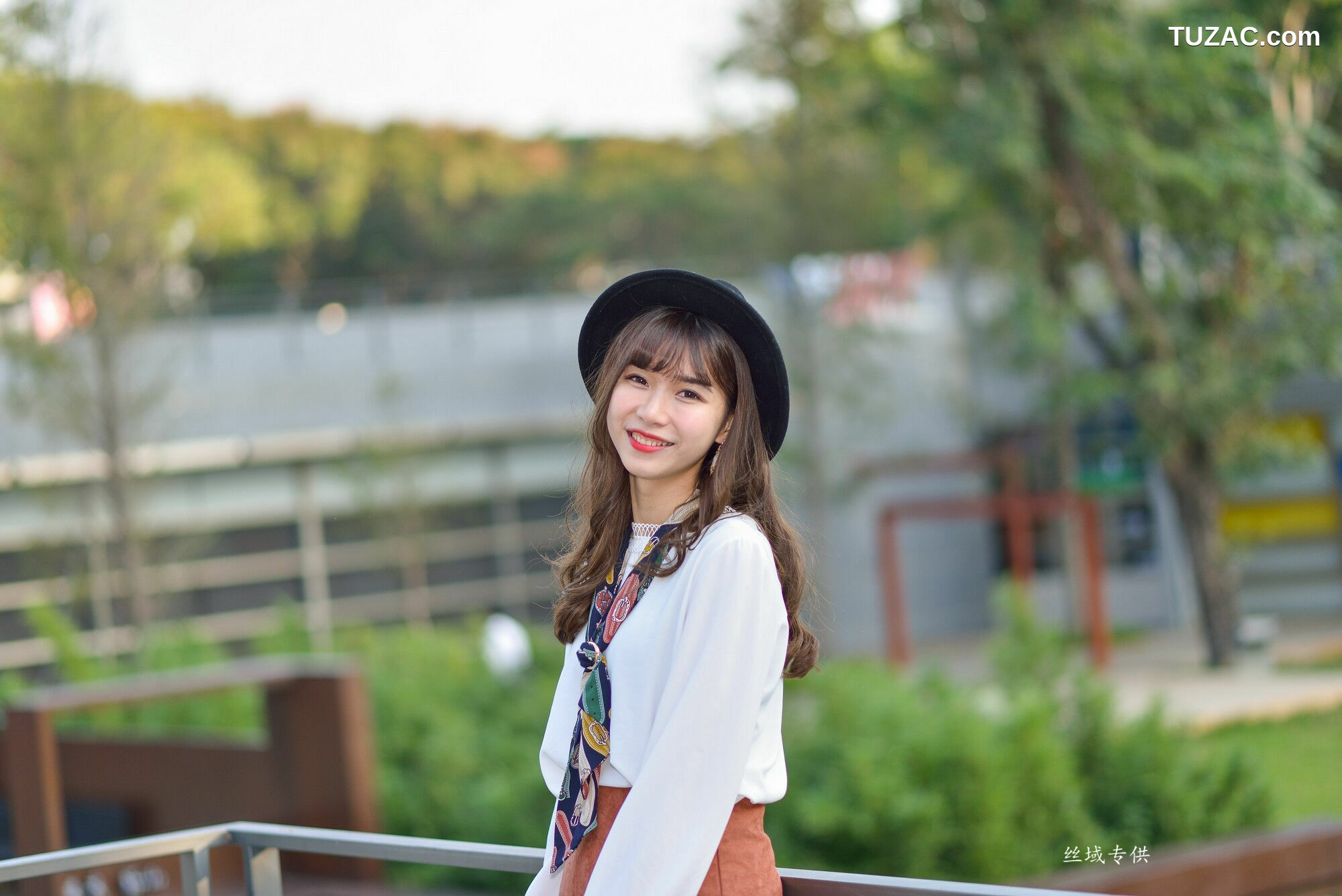 台湾正妹_ 題題《國美館.時裝》黑丝小妹短裙街拍 写真集[134P]