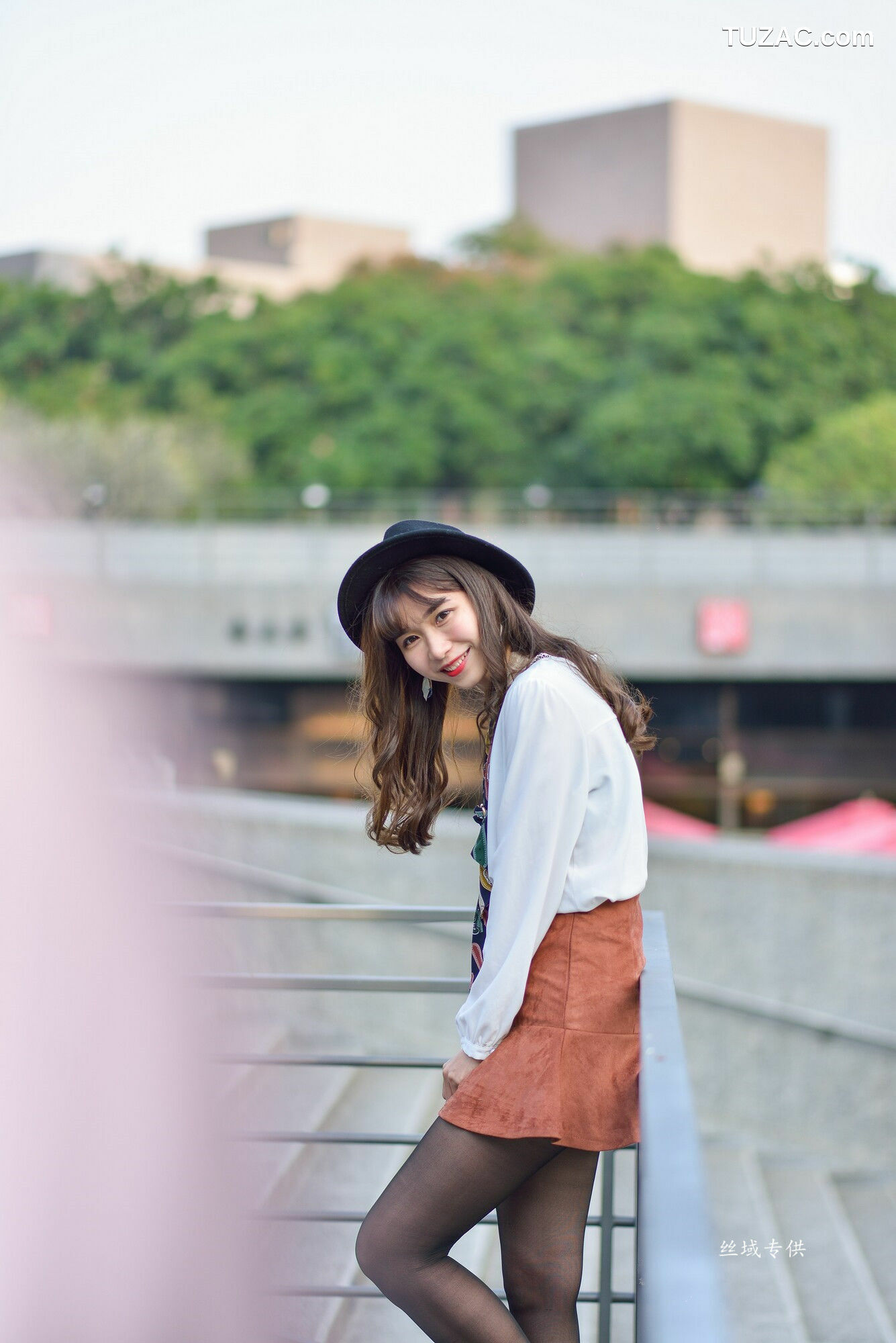 台湾正妹_ 題題《國美館.時裝》黑丝小妹短裙街拍 写真集[134P]