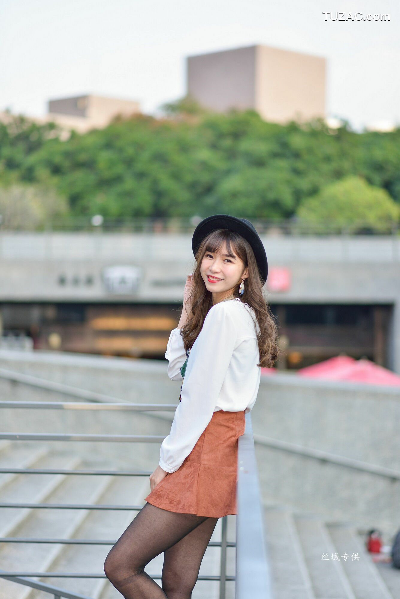 台湾正妹_ 題題《國美館.時裝》黑丝小妹短裙街拍 写真集[134P]