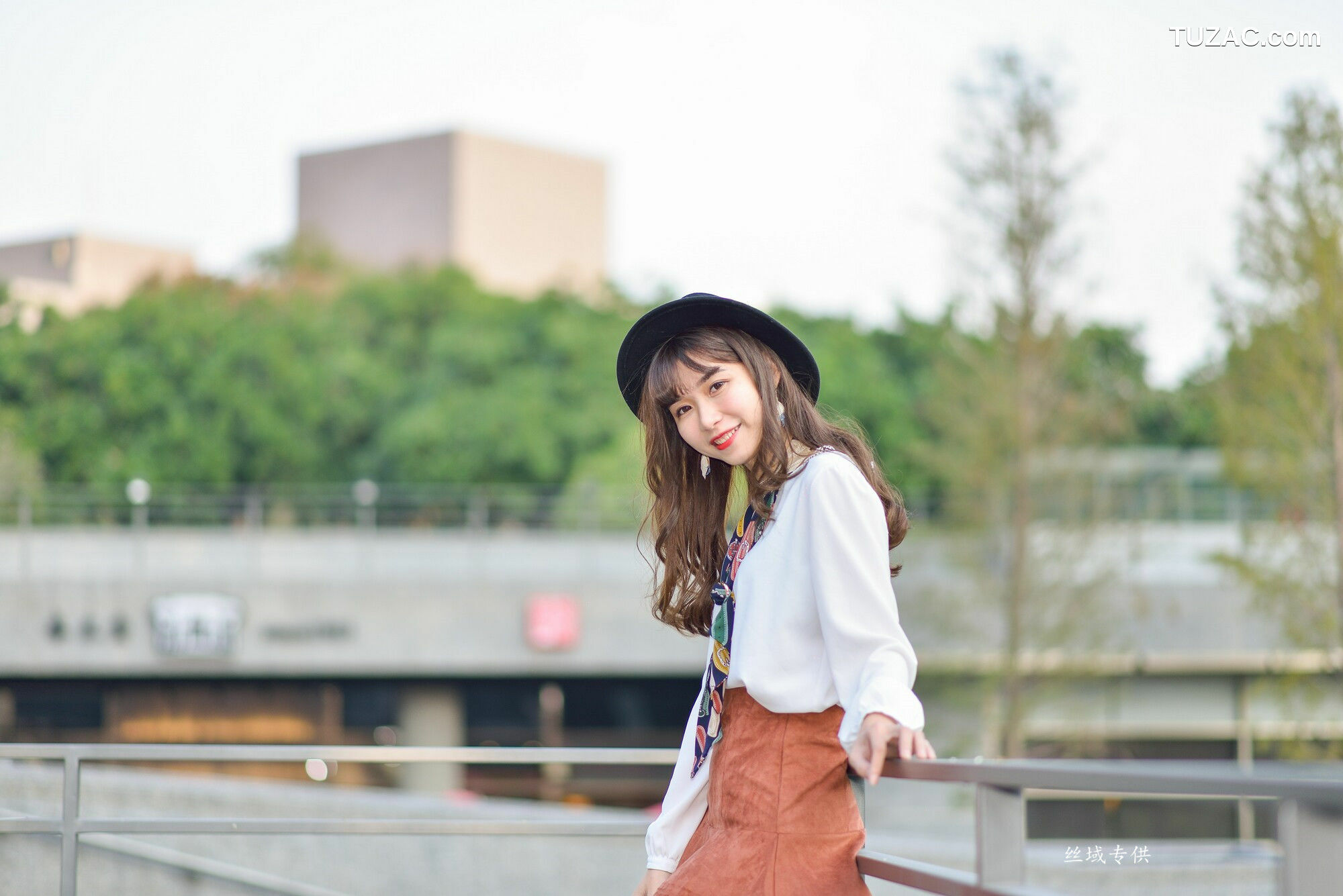 台湾正妹_ 題題《國美館.時裝》黑丝小妹短裙街拍 写真集[134P]