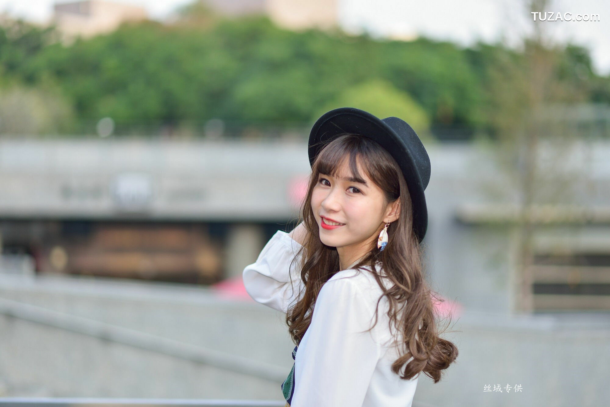 台湾正妹_ 題題《國美館.時裝》黑丝小妹短裙街拍 写真集[134P]