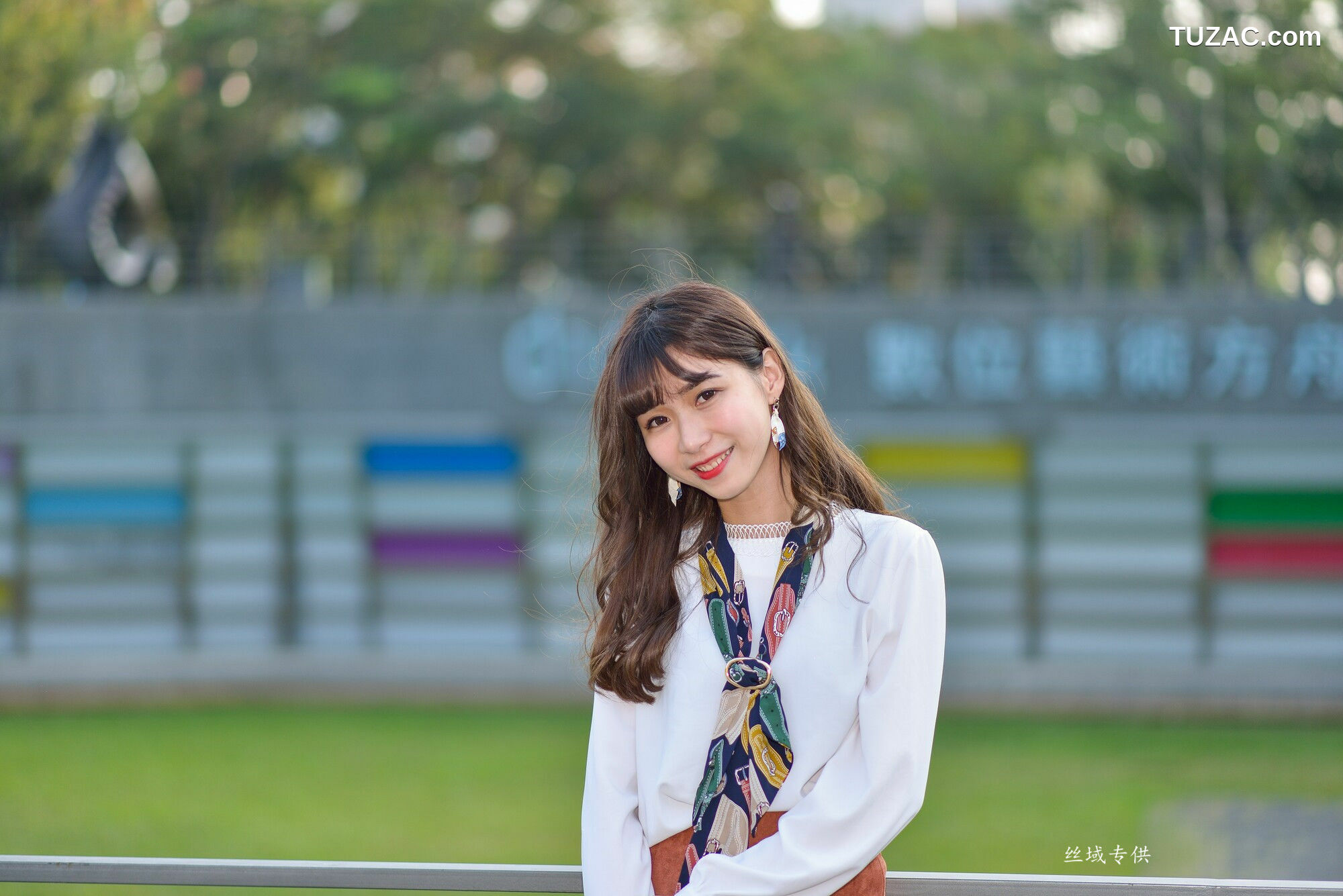 台湾正妹_ 題題《國美館.時裝》黑丝小妹短裙街拍 写真集[134P]