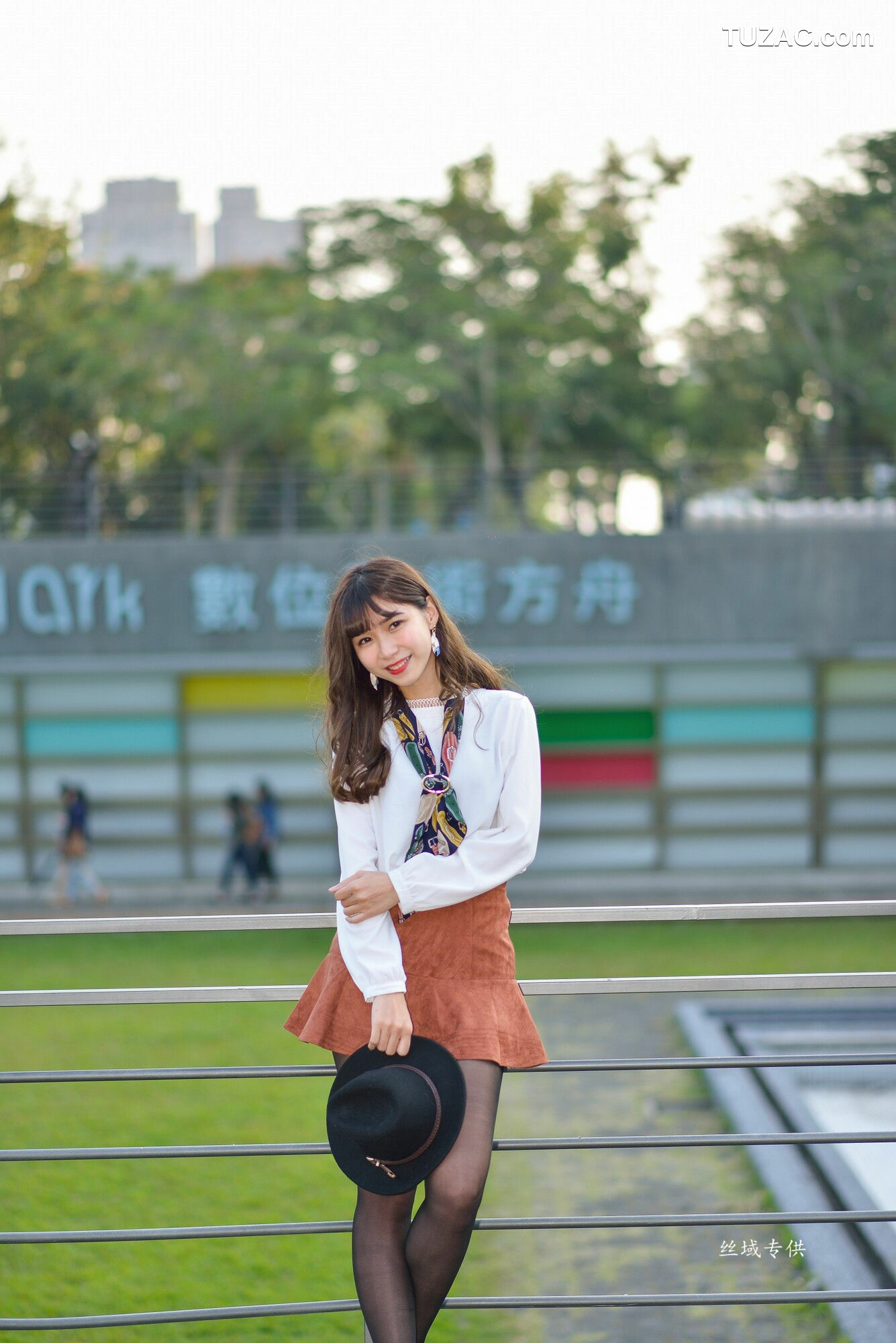 台湾正妹_ 題題《國美館.時裝》黑丝小妹短裙街拍 写真集[134P]