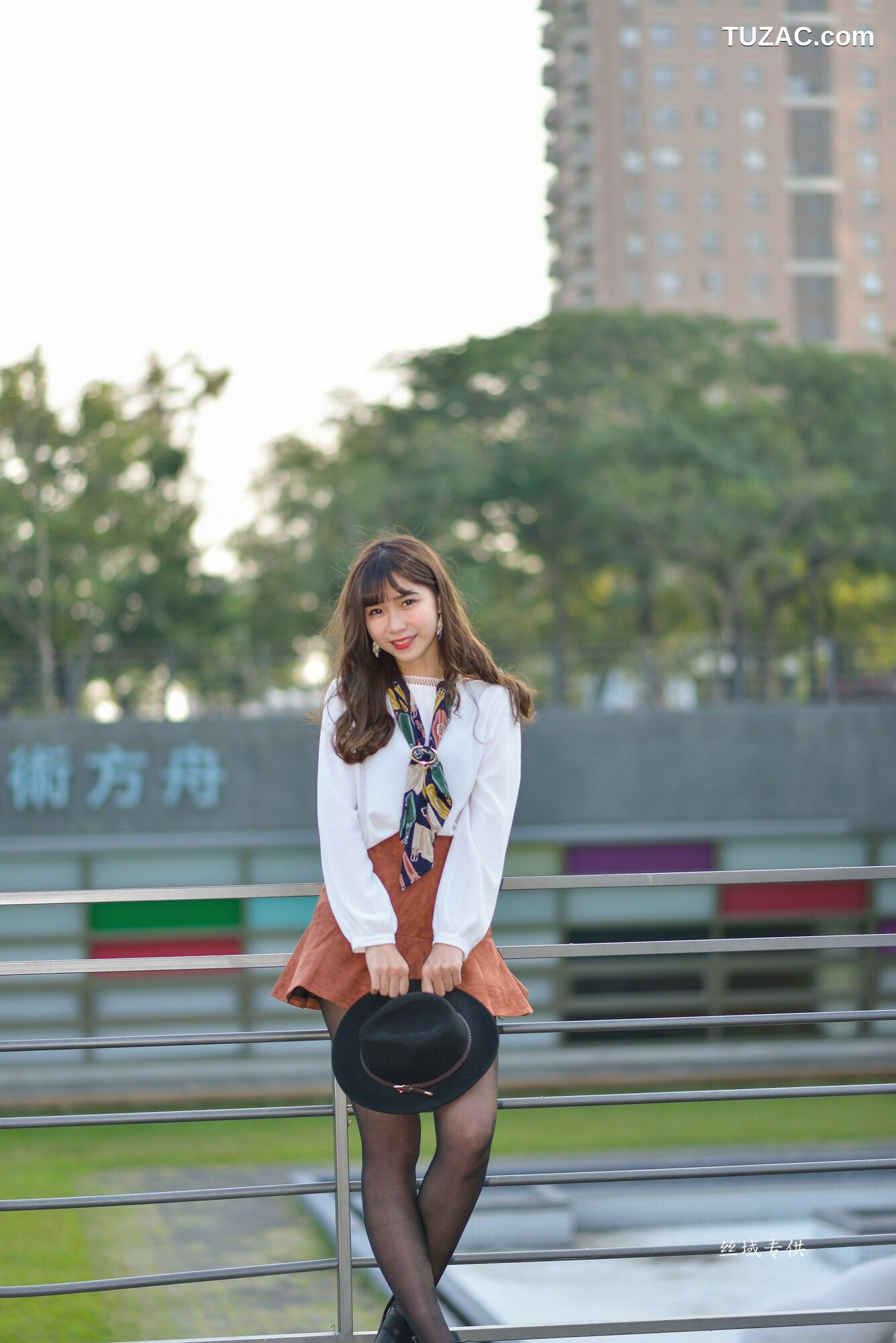 台湾正妹_ 題題《國美館.時裝》黑丝小妹短裙街拍 写真集[134P]