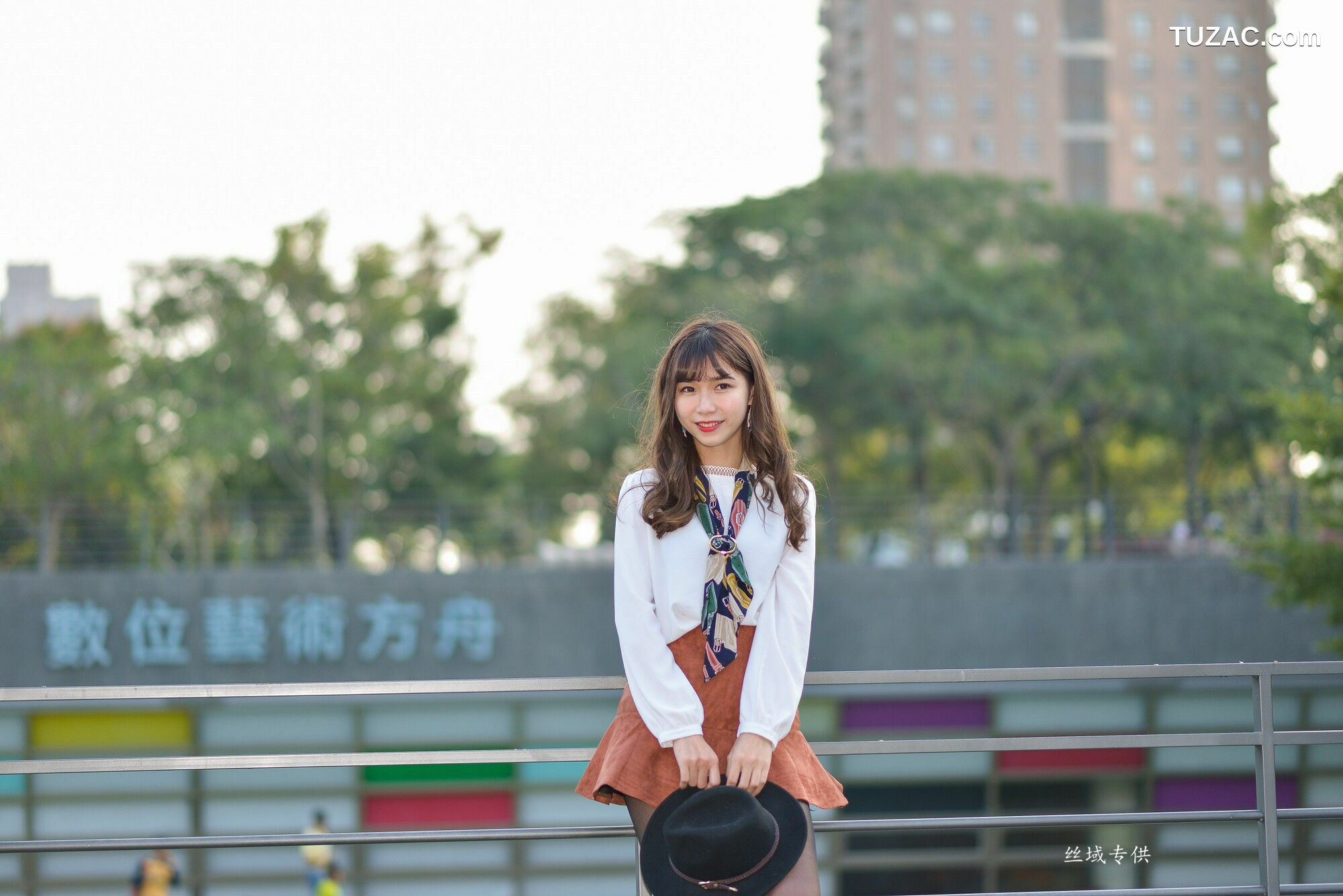 台湾正妹_ 題題《國美館.時裝》黑丝小妹短裙街拍 写真集[134P]