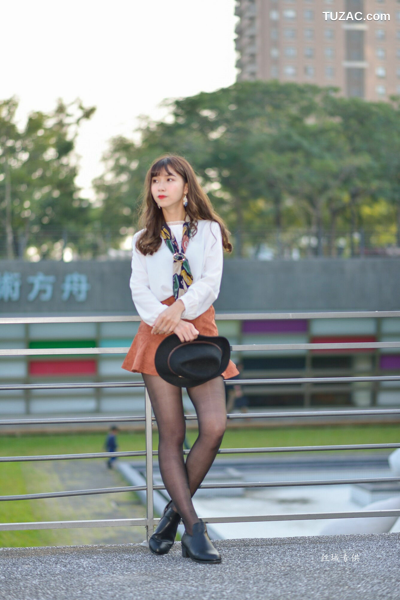 台湾正妹_ 題題《國美館.時裝》黑丝小妹短裙街拍 写真集[134P]