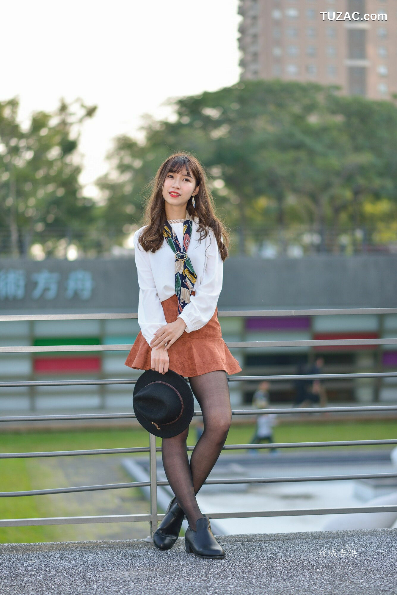 台湾正妹_ 題題《國美館.時裝》黑丝小妹短裙街拍 写真集[134P]