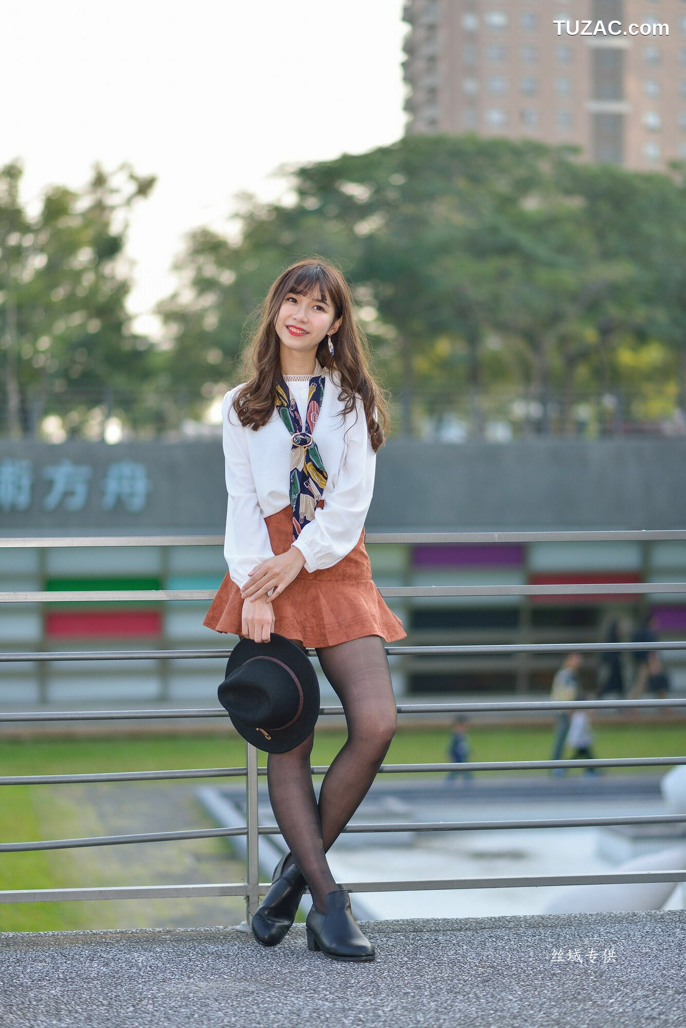 台湾正妹_ 題題《國美館.時裝》黑丝小妹短裙街拍 写真集[134P]