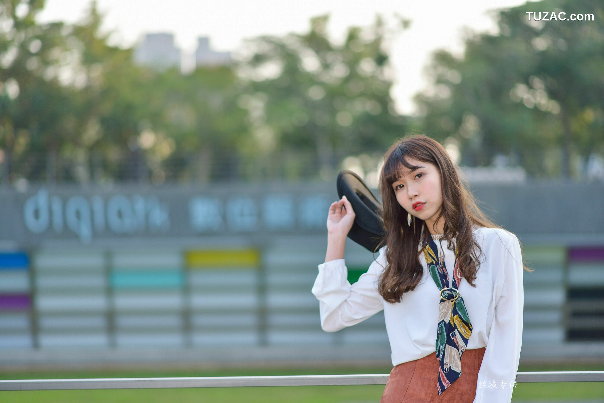 台湾正妹_ 題題《國美館.時裝》黑丝小妹短裙街拍 写真集[134P]