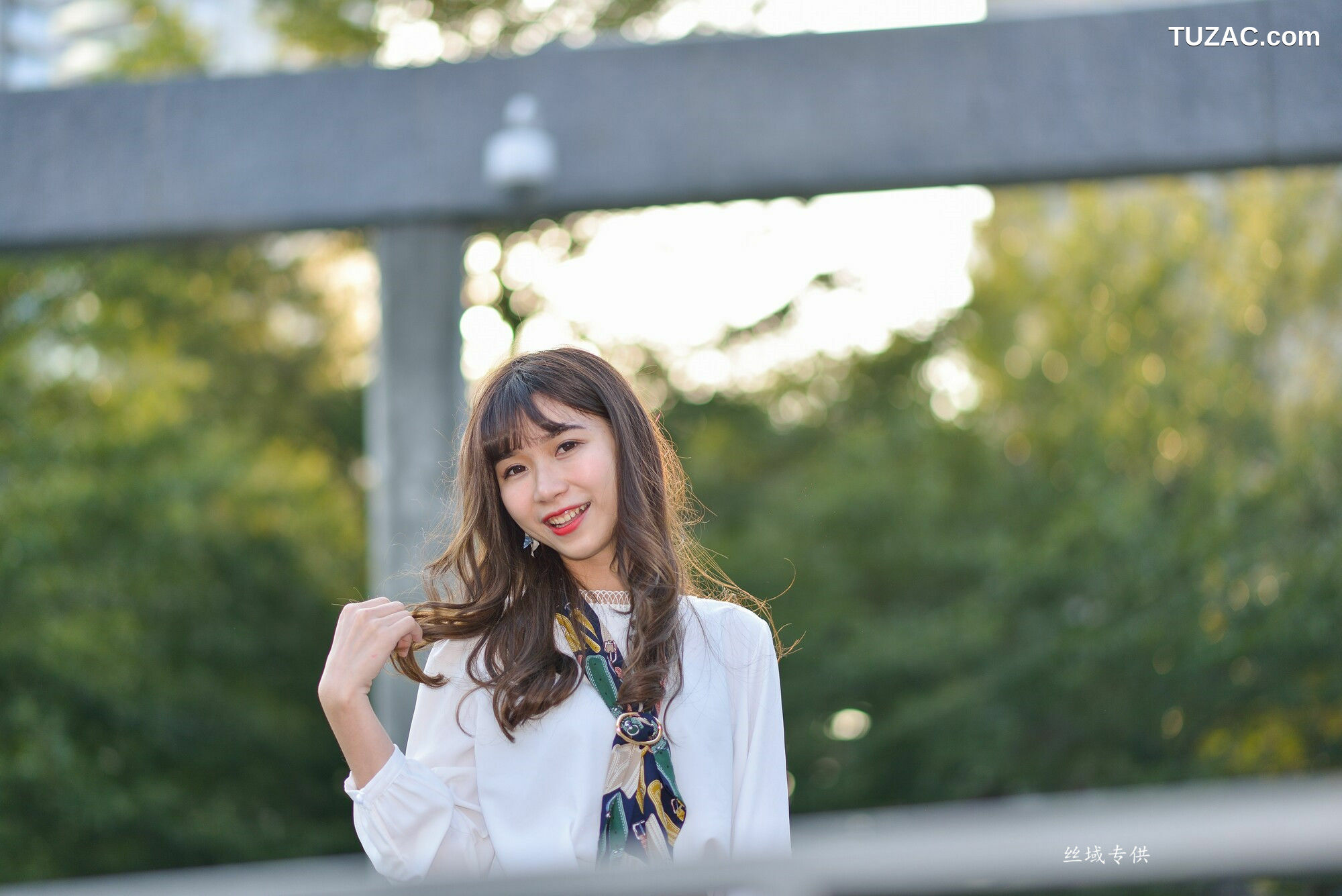台湾正妹_ 題題《國美館.時裝》黑丝小妹短裙街拍 写真集[134P]