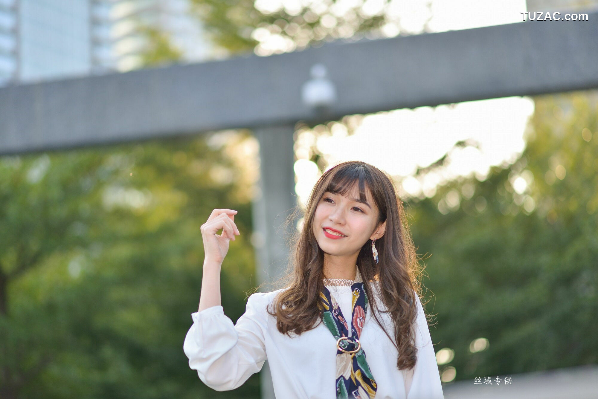 台湾正妹_ 題題《國美館.時裝》黑丝小妹短裙街拍 写真集[134P]