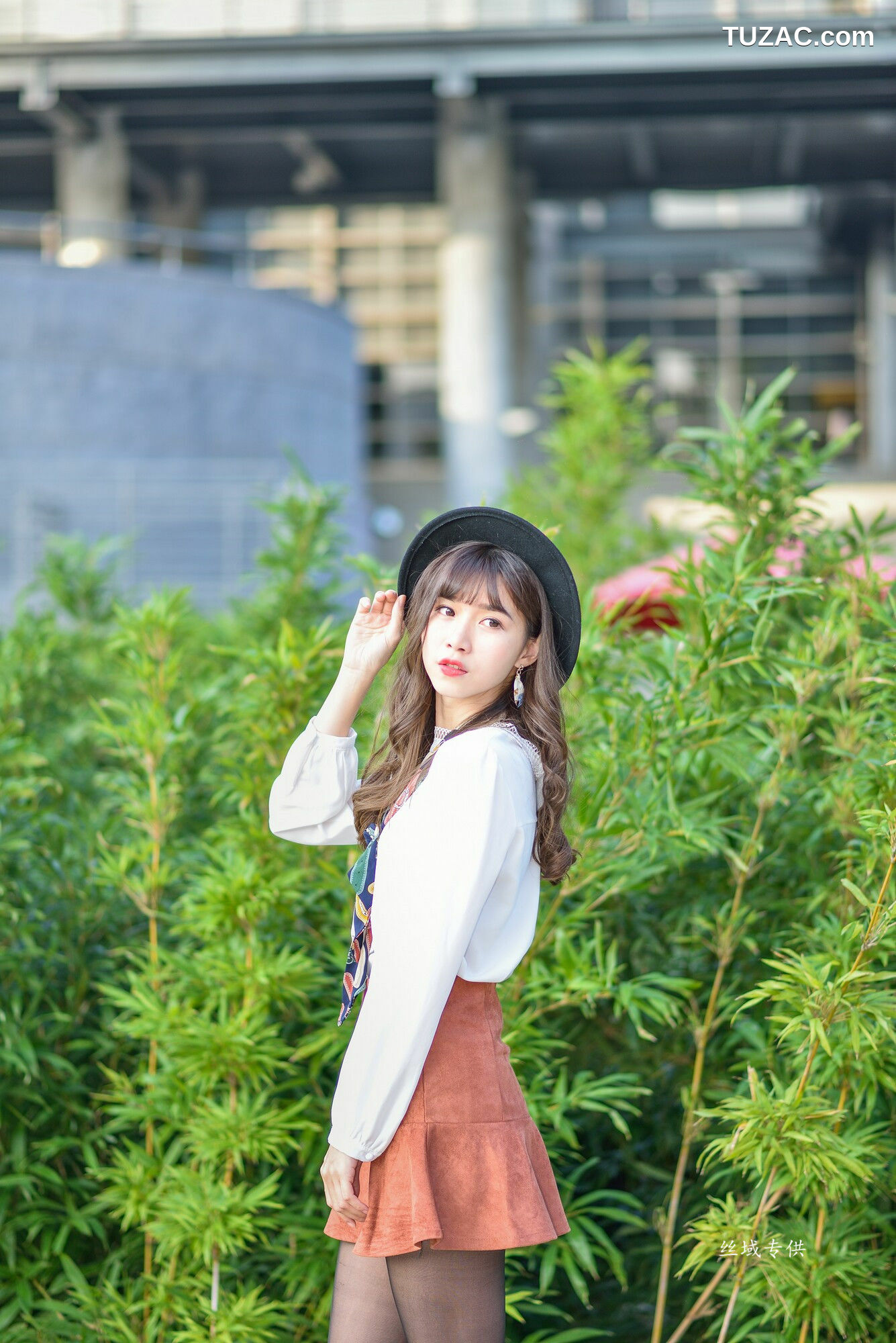 台湾正妹_ 題題《國美館.時裝》黑丝小妹短裙街拍 写真集[134P]