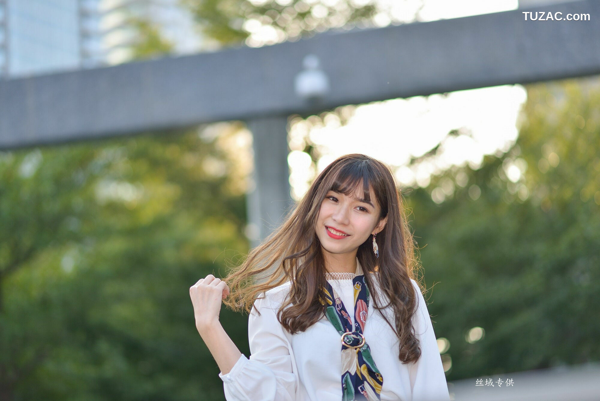台湾正妹_ 題題《國美館.時裝》黑丝小妹短裙街拍 写真集[134P]