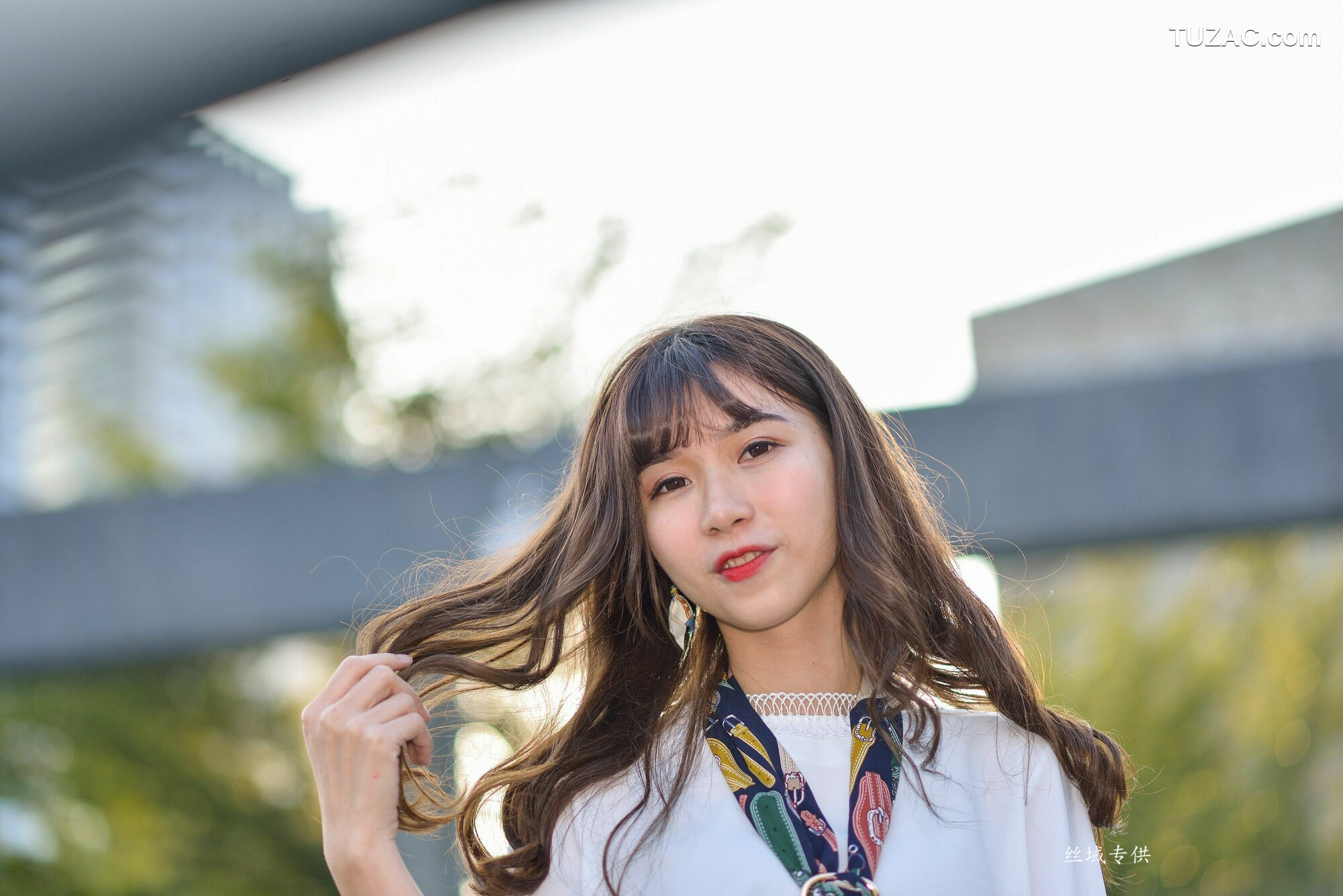 台湾正妹_ 題題《國美館.時裝》黑丝小妹短裙街拍 写真集[134P]