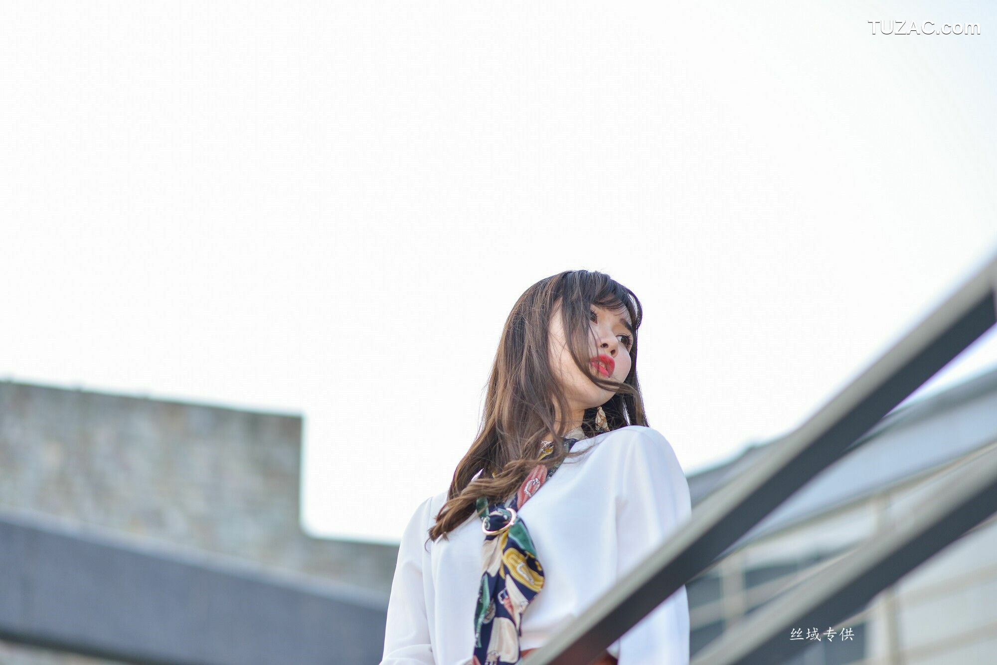 台湾正妹_ 題題《國美館.時裝》黑丝小妹短裙街拍 写真集[134P]