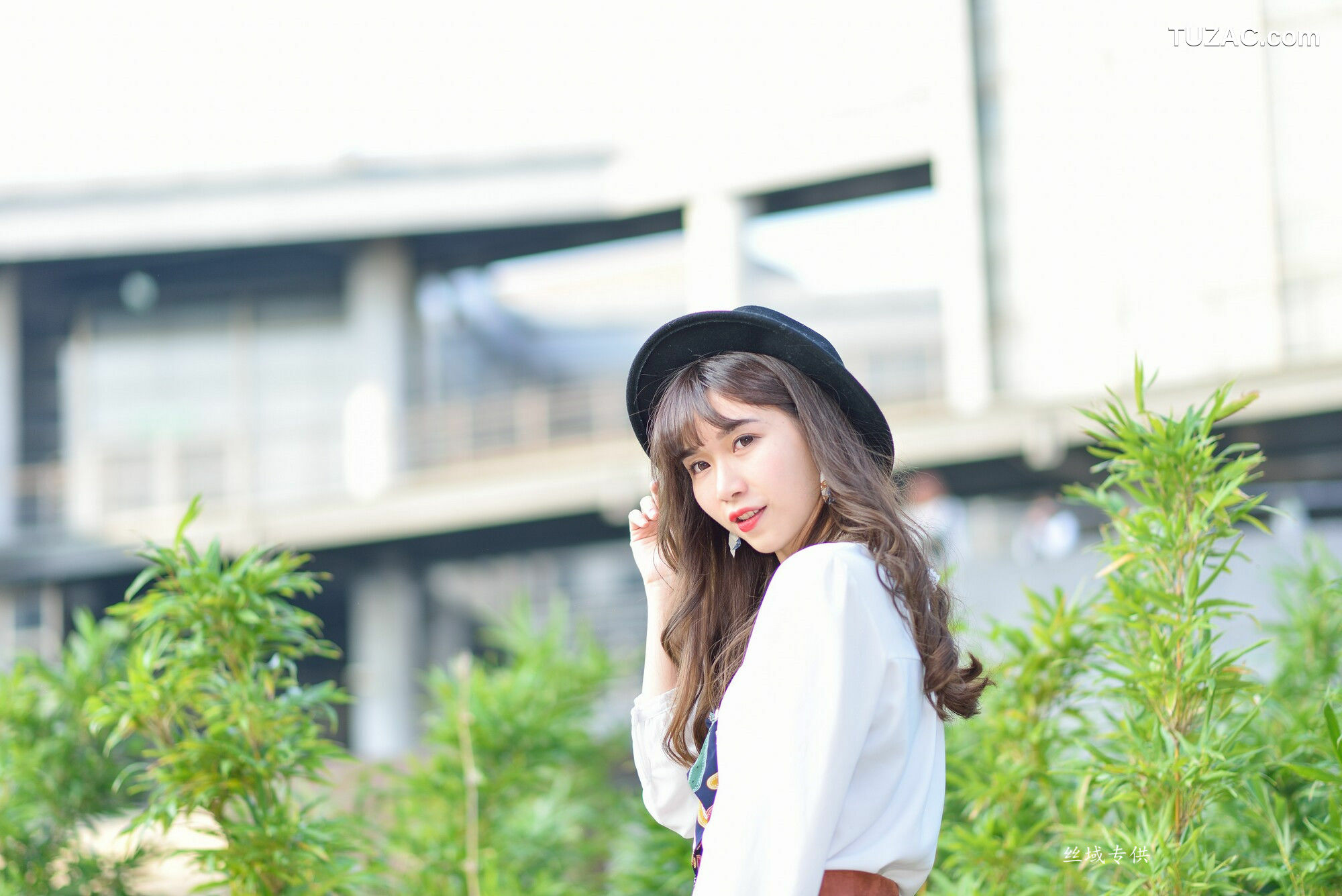 台湾正妹_ 題題《國美館.時裝》黑丝小妹短裙街拍 写真集[134P]