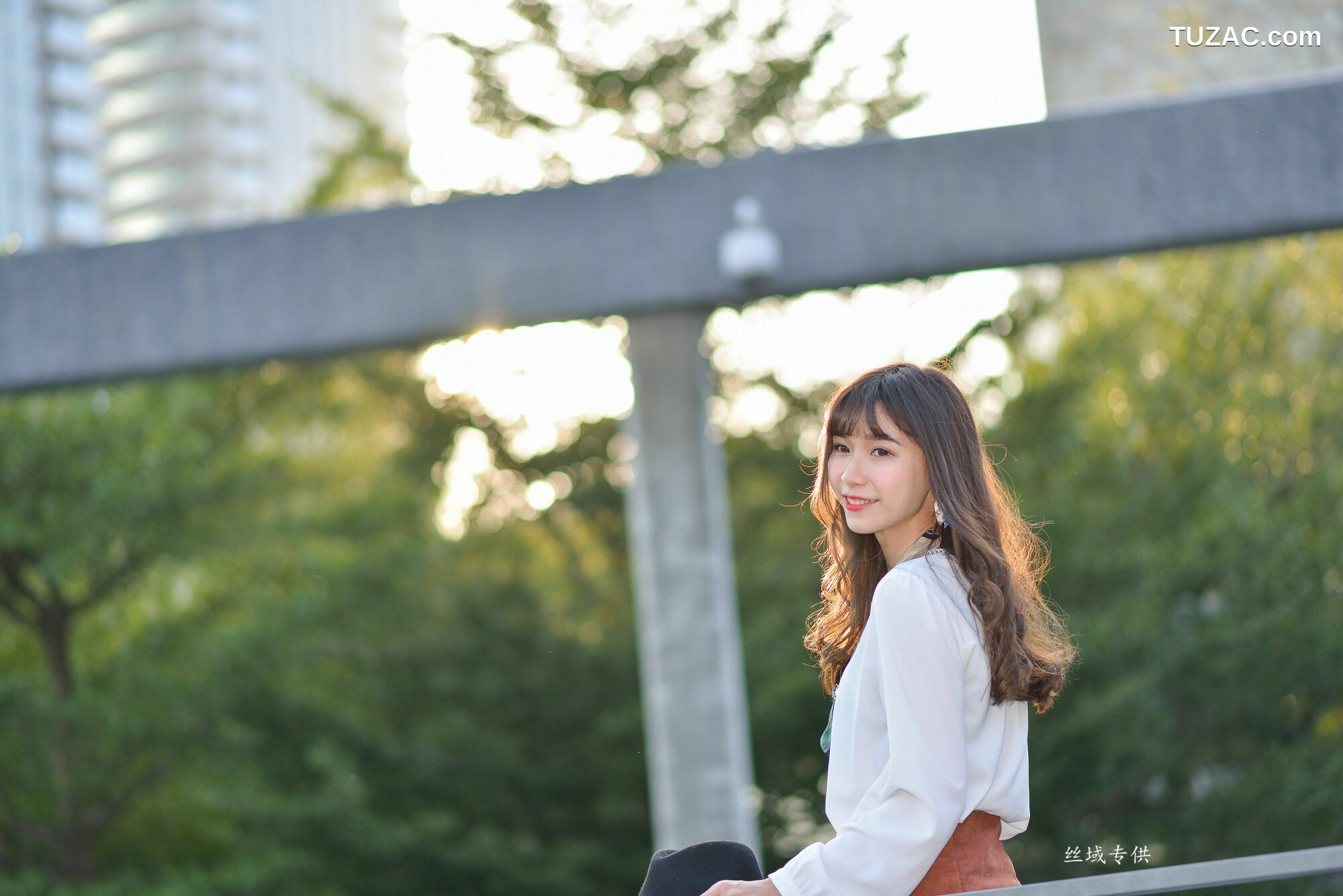 台湾正妹_ 題題《國美館.時裝》黑丝小妹短裙街拍 写真集[134P]