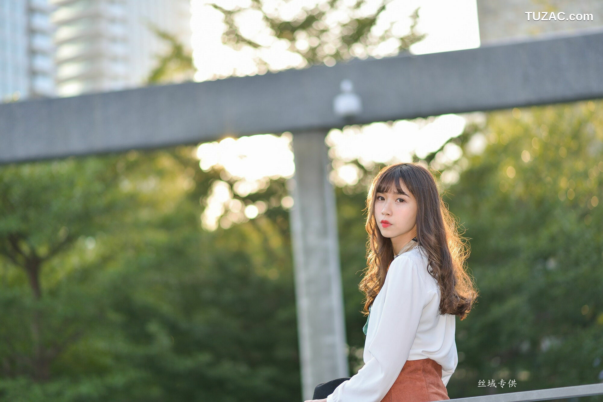 台湾正妹_ 題題《國美館.時裝》黑丝小妹短裙街拍 写真集[134P]