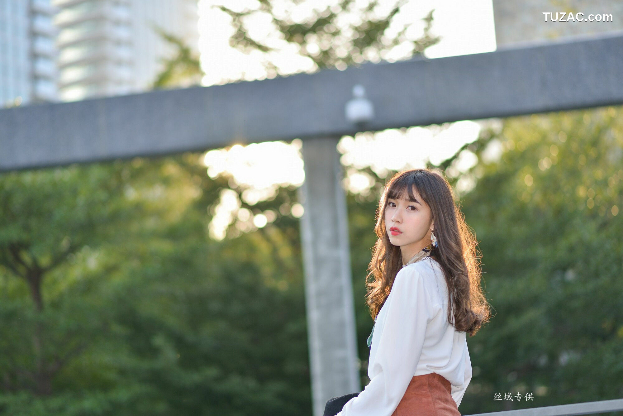 台湾正妹_ 題題《國美館.時裝》黑丝小妹短裙街拍 写真集[134P]