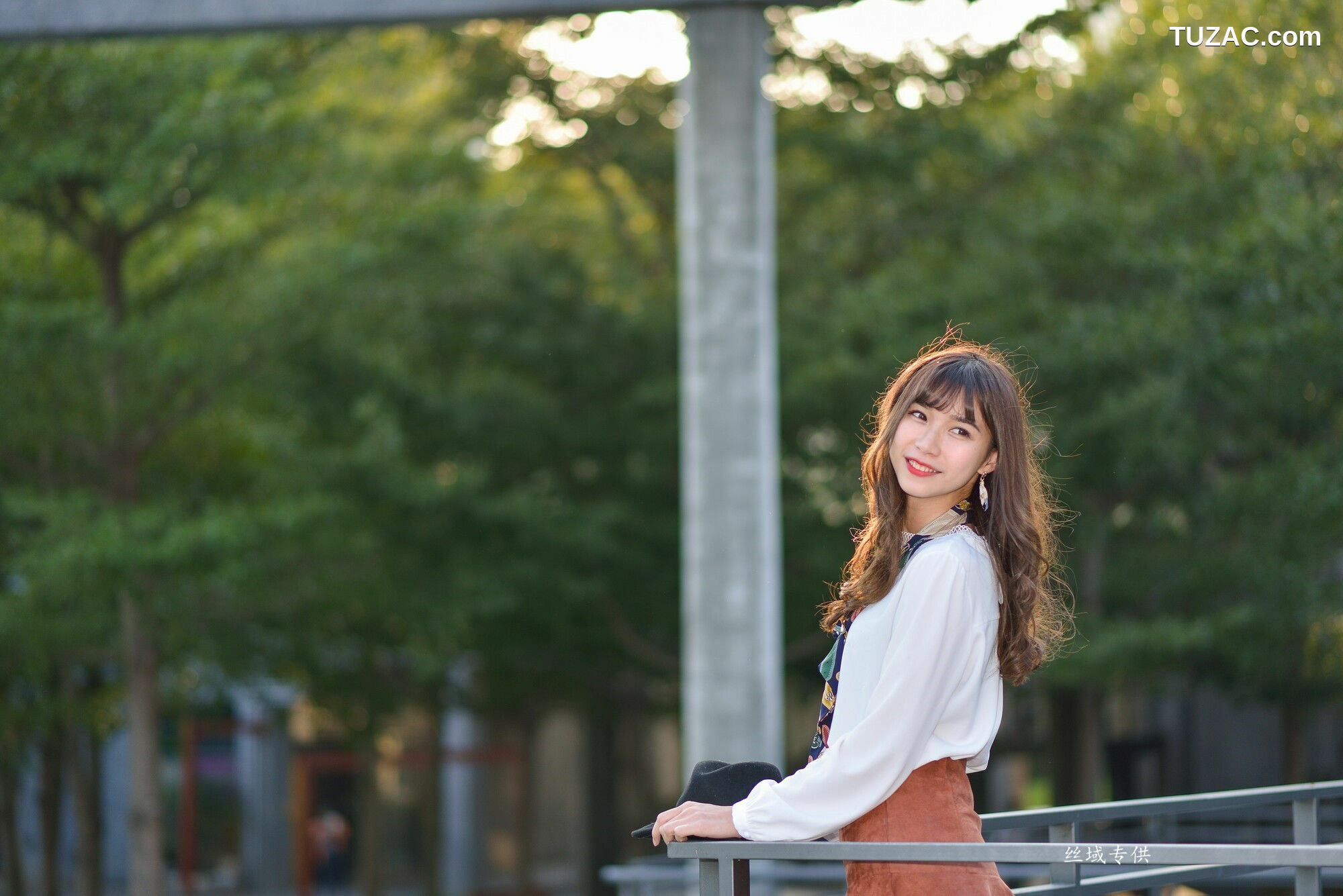 台湾正妹_ 題題《國美館.時裝》黑丝小妹短裙街拍 写真集[134P]