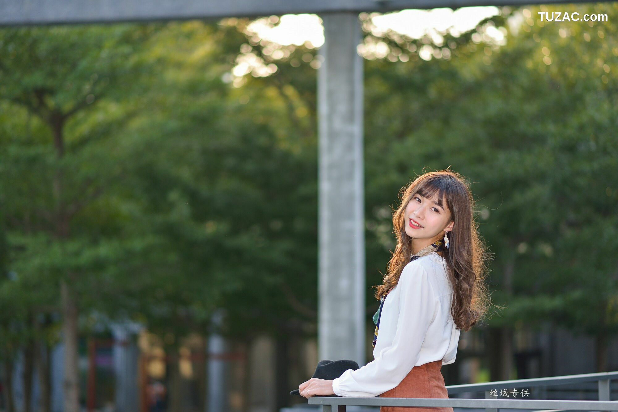 台湾正妹_ 題題《國美館.時裝》黑丝小妹短裙街拍 写真集[134P]