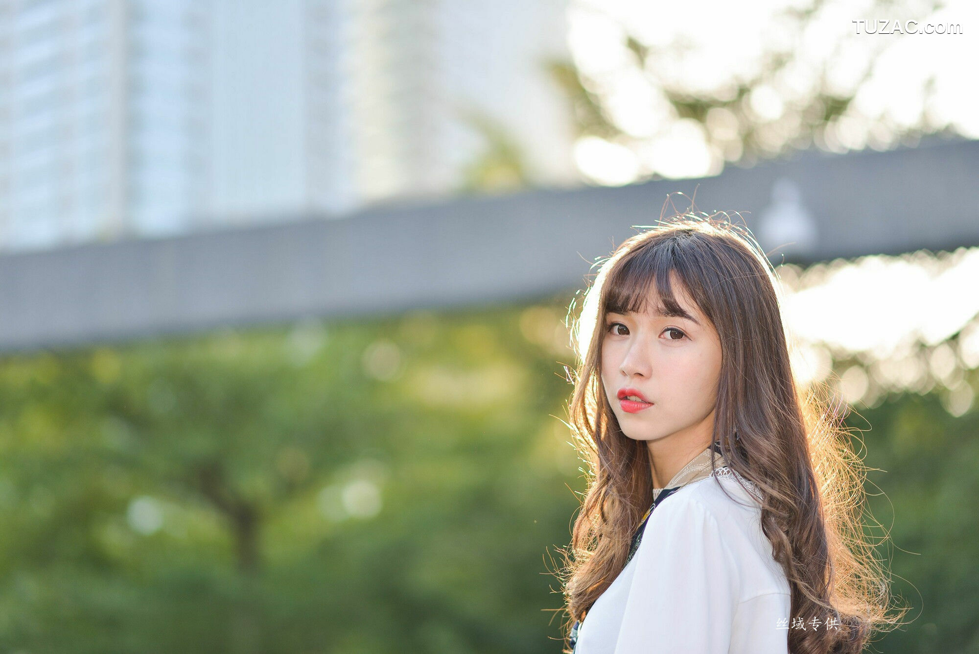 台湾正妹_ 題題《國美館.時裝》黑丝小妹短裙街拍 写真集[134P]